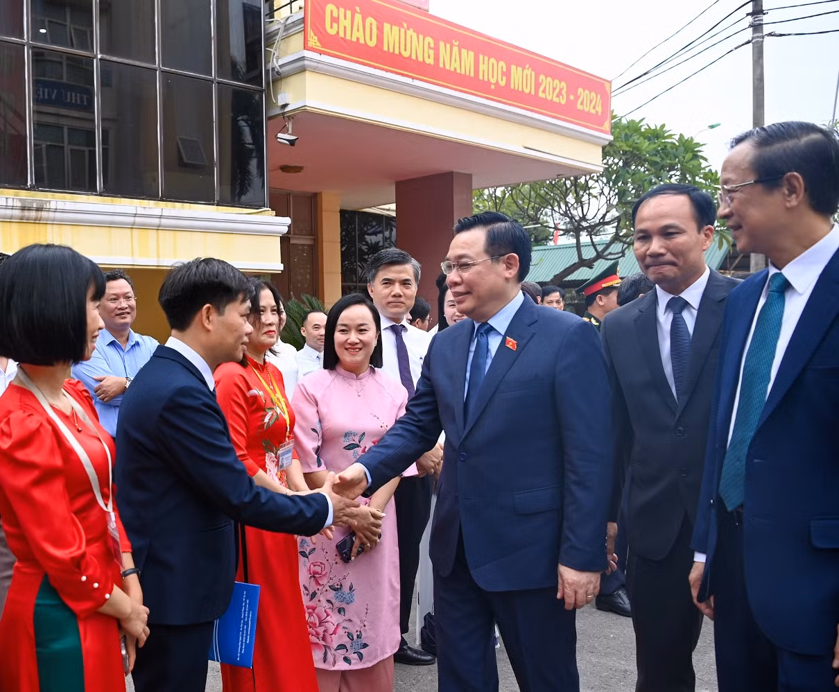 Chủ tịch Quốc hội Vương Đình Huệ với các thầy giáo, cô giáo và các em học sinh tại lễ khai giảng.