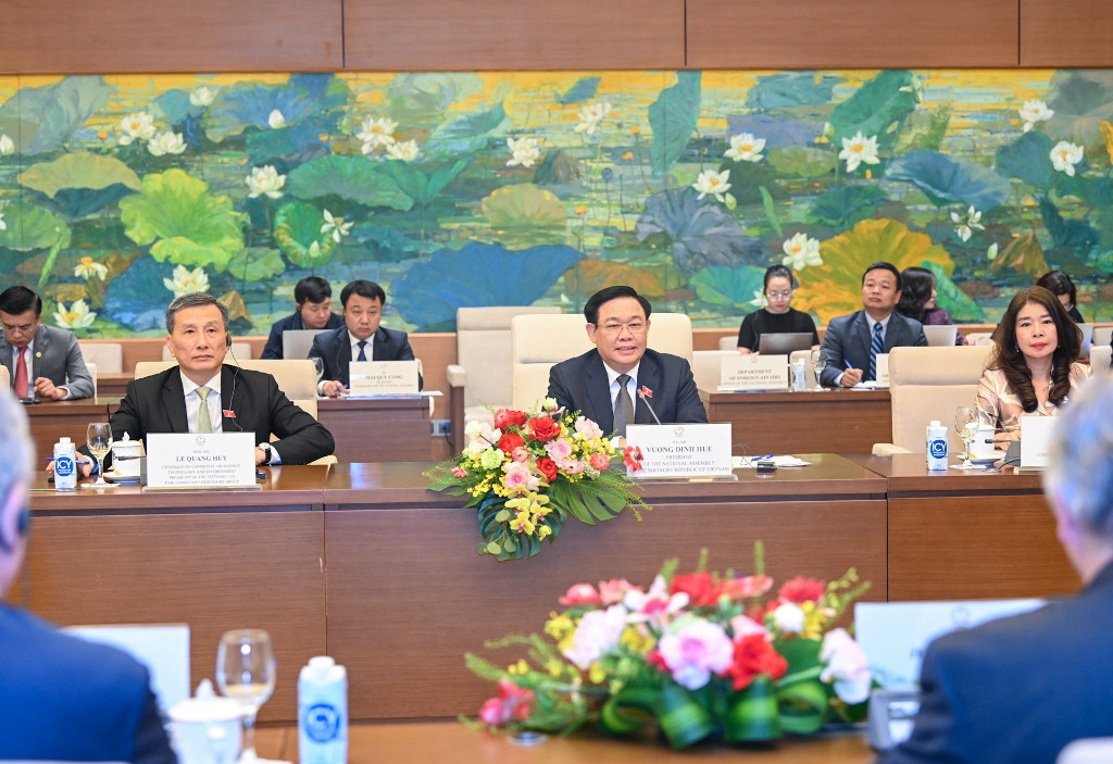 Chủ tịch Quốc hội Vương Đình Huệ trao đổi tại cuộc tiếp đoàn Nghị sĩ Hoa Kỳ.