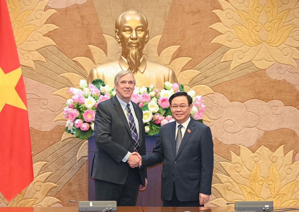 Chủ tịch Quốc hội Vương Đình Huệ và Thượng nghị sĩ bang Oregon Jeff Merkley tại cuộc tiếp.