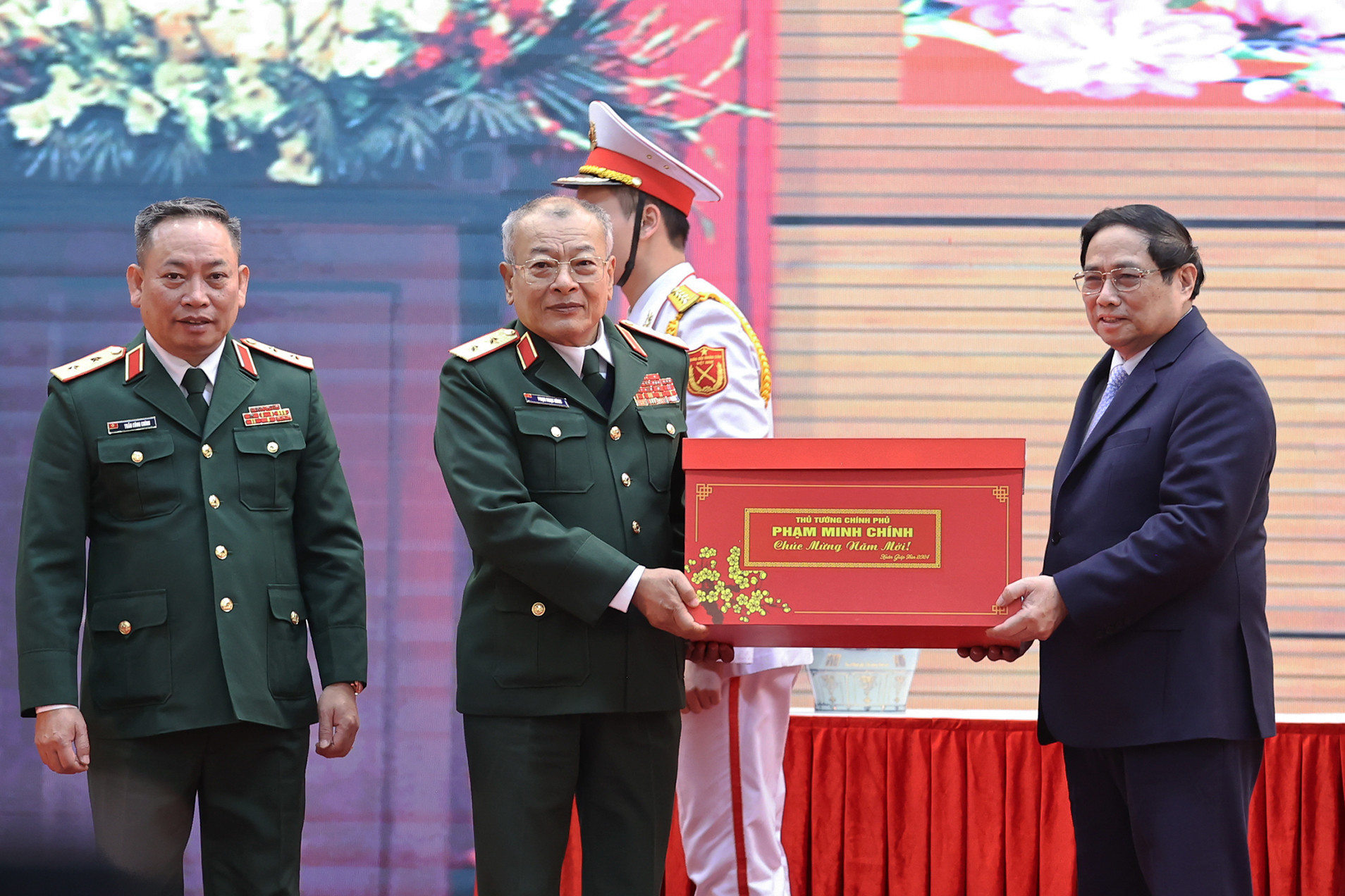 Thủ tướng tặng quà, chúc Tết tại Tổng cục II, Bộ Quốc phòng.