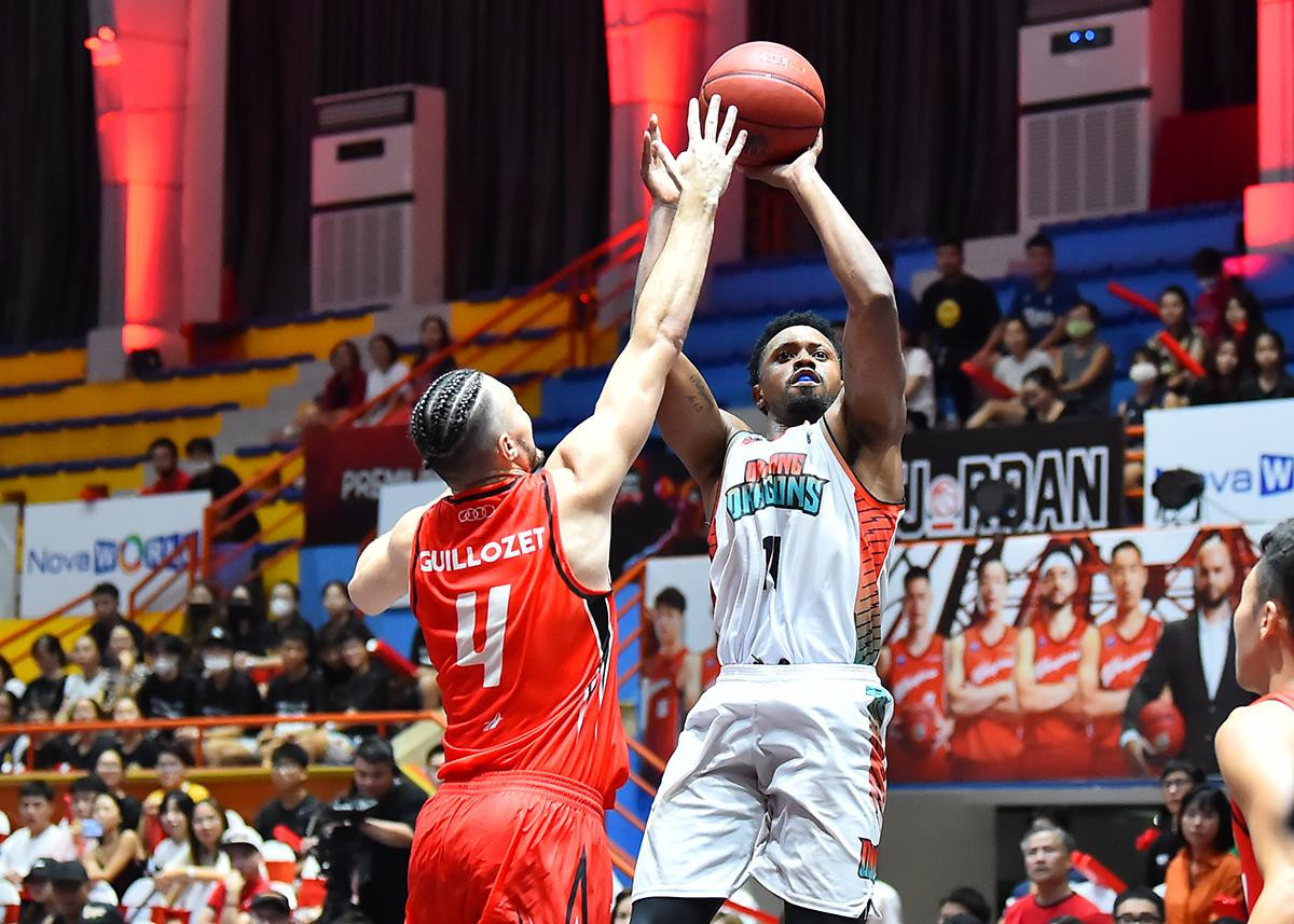 Với 32 điểm và 9 rebounds, Edward Horton xứng đáng với danh hiệu Cầu thủ xuất sắc nhất trận đấu. Cầu thủ mang áo số 11 là đầu tàu tấn công của Danang Dragons luôn biết cách ghi điểm ở mọi thời điểm. Với 32 điểm và 9 rebounds, Edward Horton xứng đáng với danh hiệu Cầu thủ xuất sắc nhất trận đấu. Cầu thủ mang áo số 11 là đầu tàu tấn công của Danang Dragons luôn biết cách ghi điểm ở mọi thời điểm.