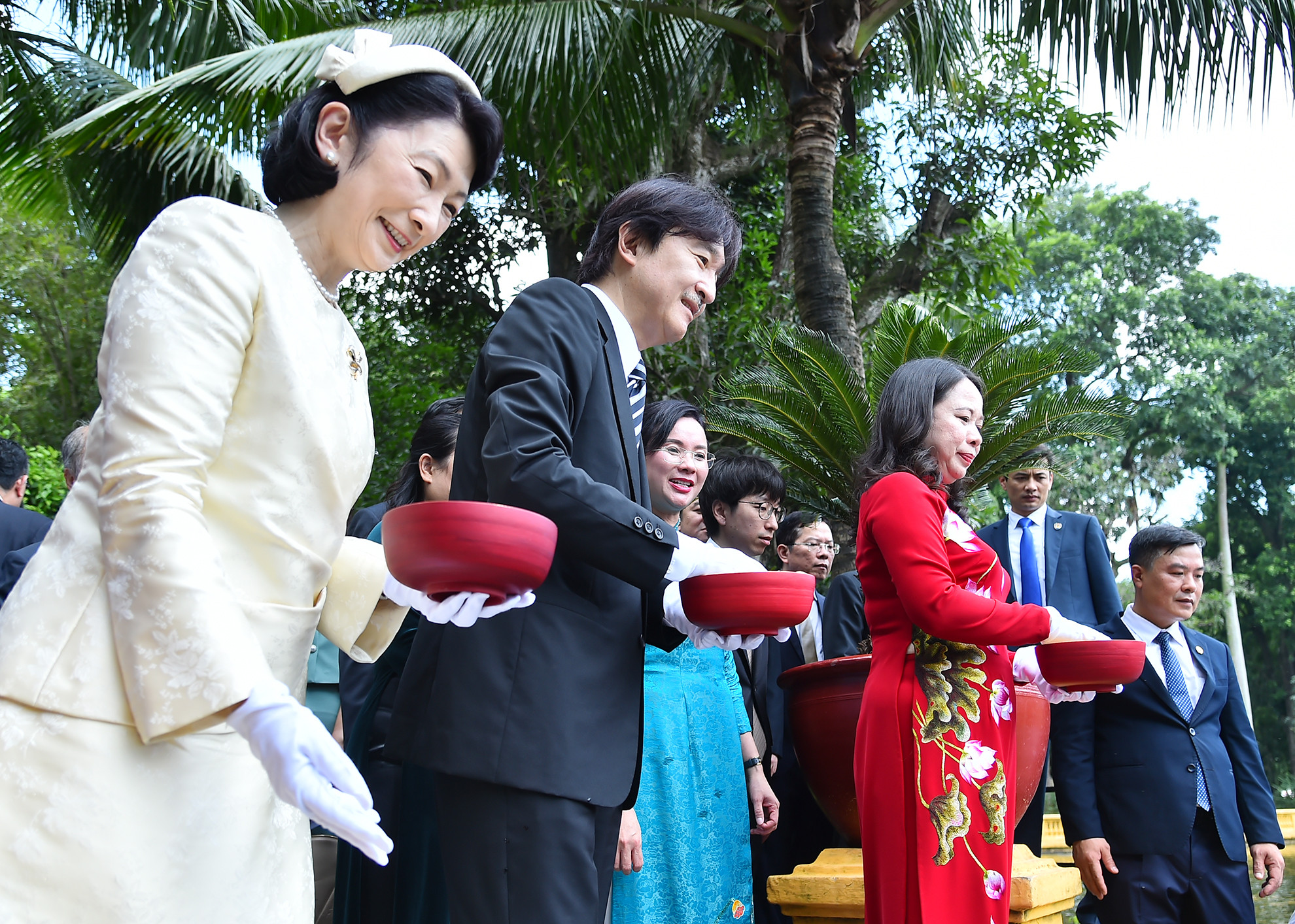 [Ảnh] Hoàng Thái tử Nhật Bản Akishino tham quan Khu di tích Chủ tịch Hồ Chí Minh ảnh 7