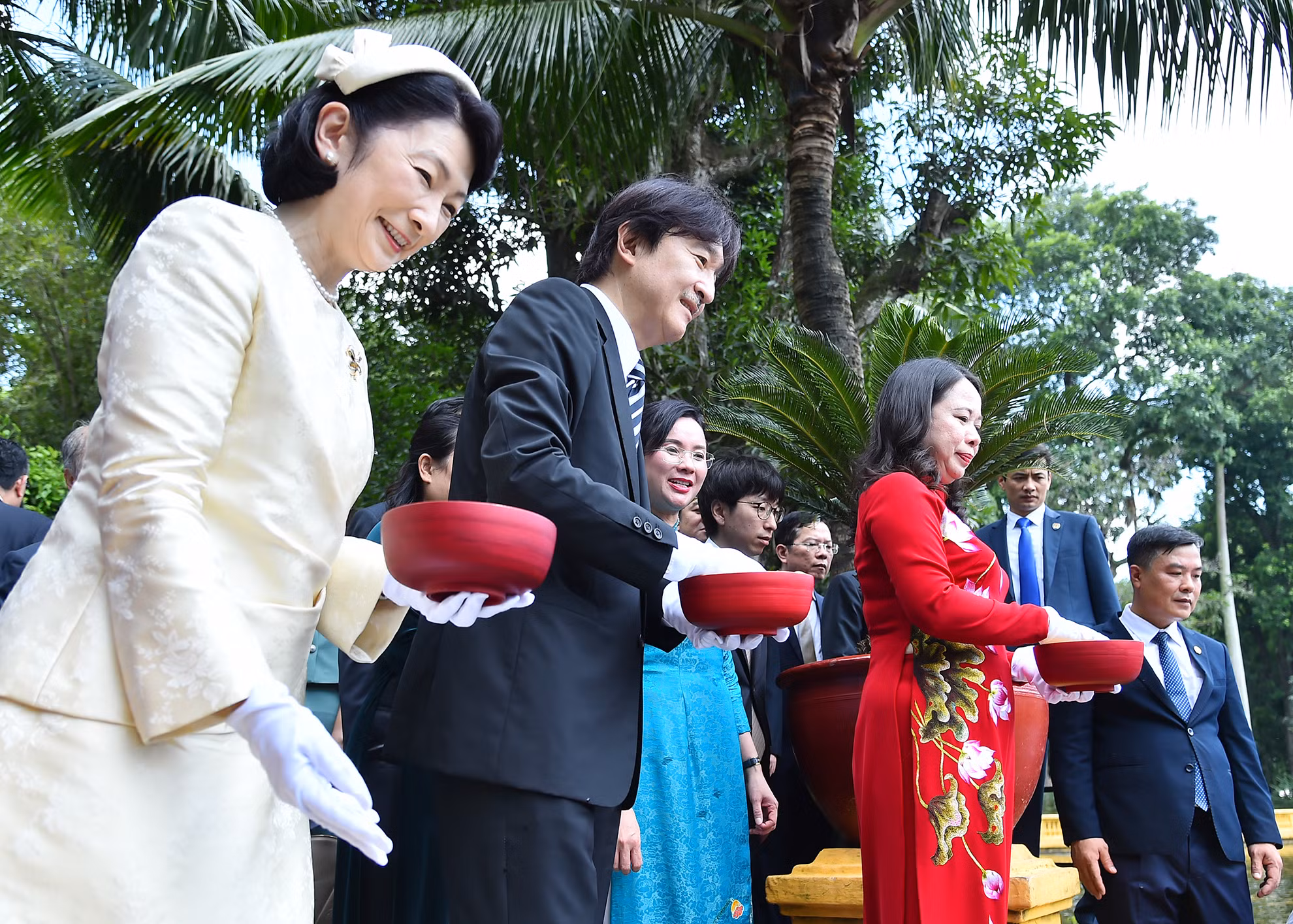 [Ảnh] Hoàng Thái tử Nhật Bản Akishino tham quan Khu di tích Chủ tịch Hồ Chí Minh ảnh 7