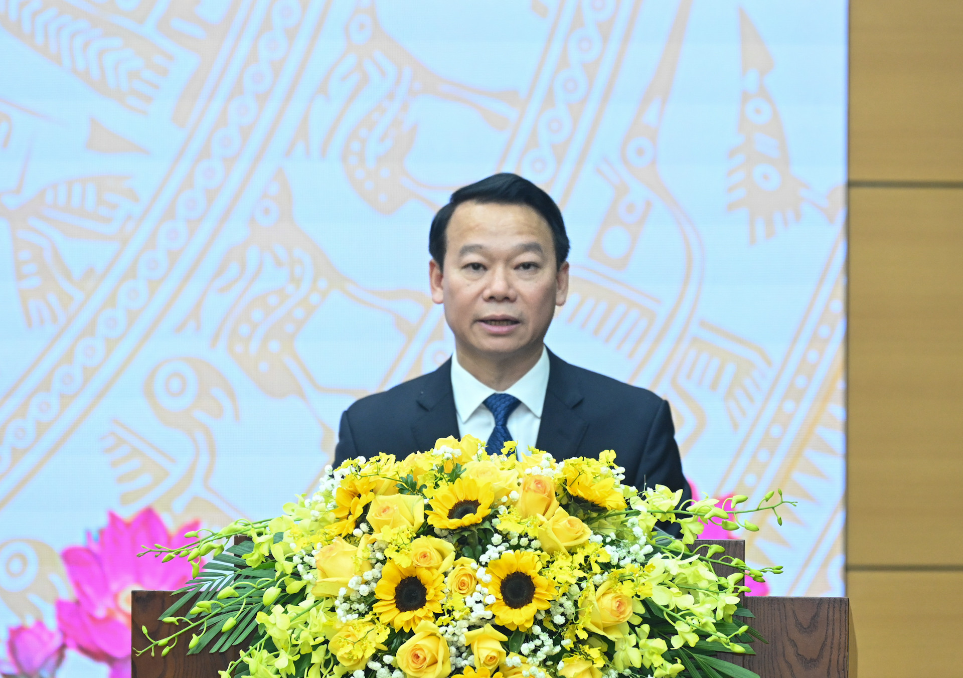 Bí thư Tỉnh ủy Yên Bái Đỗ Đức Duy báo cáo tại buổi làm việc.