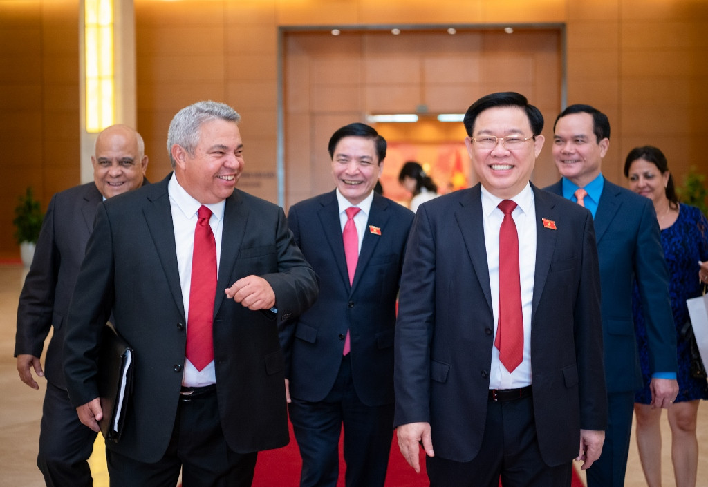 Chủ tịch Quốc hội Vương Đình Huệ trao đổi với Tổng Thư ký Trung tâm Những người lao động Cuba Ulises Guilarte De Nacimiento.