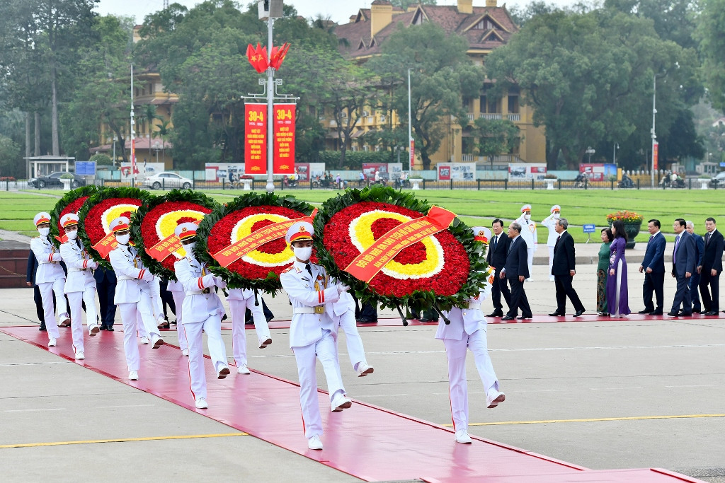 [Ảnh] Lãnh đạo Đảng, Nhà nước vào Lăng viếng Chủ tịch Hồ Chí Minh ảnh 1