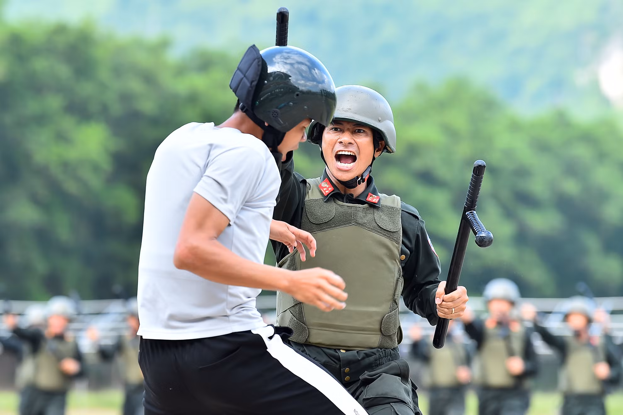 Qua các bài huấn luyện võ thuật đánh bắt, khống chế, dẫn giải đối tượng; đồng diễn bài quyền 38, 44 động tác; bài quyền tonfa kết hợp đánh phân thế và đánh tình huống đối kháng,... giúp các cán bộ, chiến sĩ có thể lực dẻo dai và kỹ, chiến thuật cận chiến. Qua các bài huấn luyện võ thuật đánh bắt, khống chế, dẫn giải đối tượng; đồng diễn bài quyền 38, 44 động tác; bài quyền tonfa kết hợp đánh phân thế và đánh tình huống đối kháng,... giúp các cán bộ, chiến sĩ có thể lực dẻo dai và kỹ, chiến thuật cận chiến.