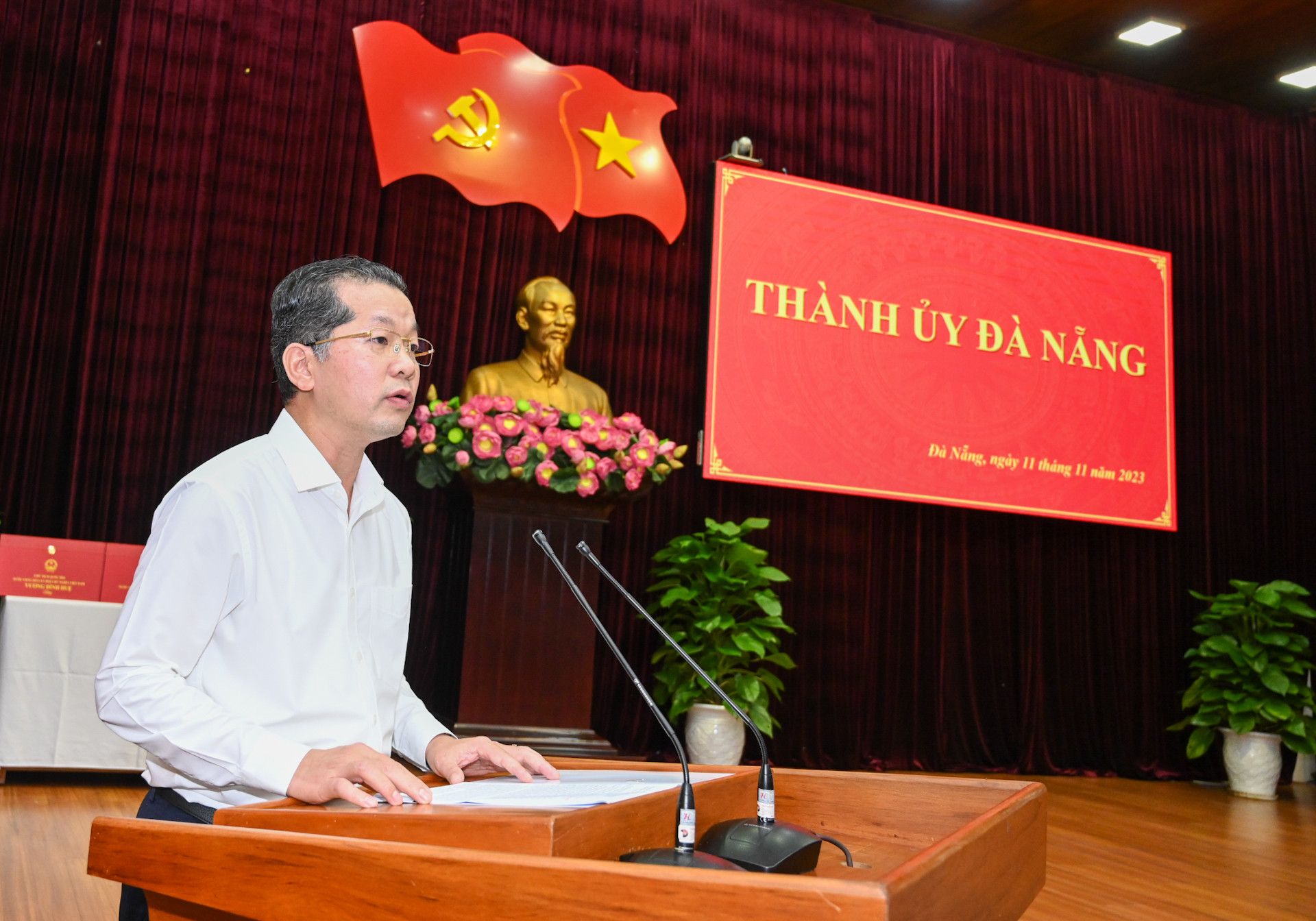 Bí thư Thành ủy Đà Nẵng Nguyễn Văn Quảng trình bày báo cáo tại buổi làm việc.