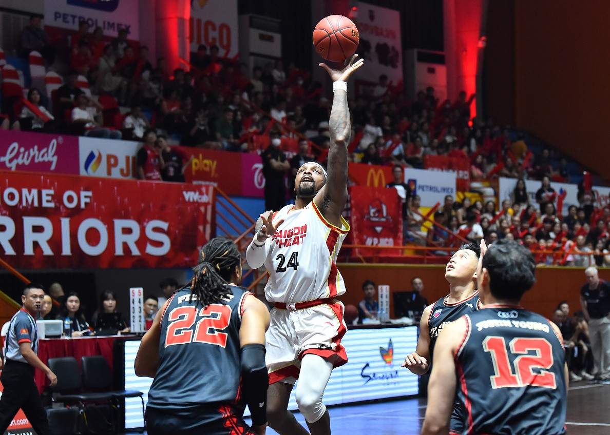 Kentrell Barkley (áo trắng) tiếp tục là đầu tàu dẫn dắt Saigon Heat đến với chiến thắng, qua đó tạm dẫn 1-0 trước Thang Long Warriors trong loạt trận bán kết. Ngoại binh người Mỹ giành danh hiệu Cầu thủ xuất sắc nhất trận đấu khi thi đấu gần 40 phút, có cho mình một triple-double với 35 điểm, 16 rebounds (bắt bóng bật bảng) và 10 assists (kiến tạo).