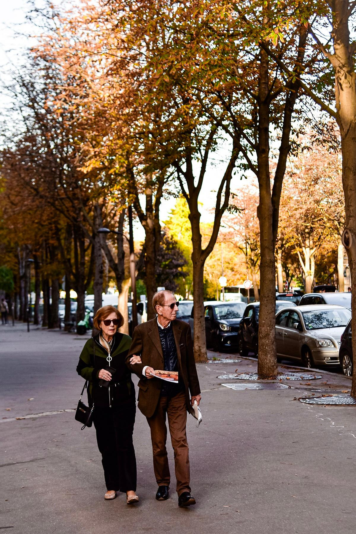 Trong cái gió hiu hiu của mùa thu, người thì mang trong mình cảm giác buồn man mác, kẻ thì gác lại xúc cảm lãng mạn trong tim. (Ảnh: MINH DUY)