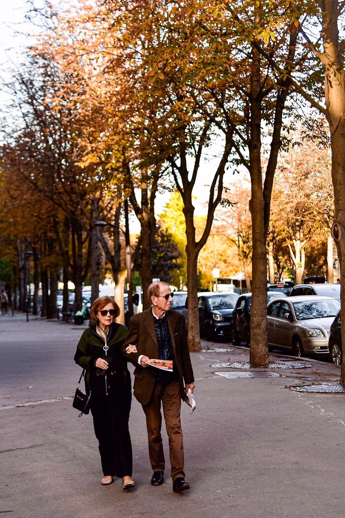 Trong cái gió hiu hiu của mùa thu, người thì mang trong mình cảm giác buồn man mác, kẻ thì gác lại xúc cảm lãng mạn trong tim. (Ảnh: MINH DUY)