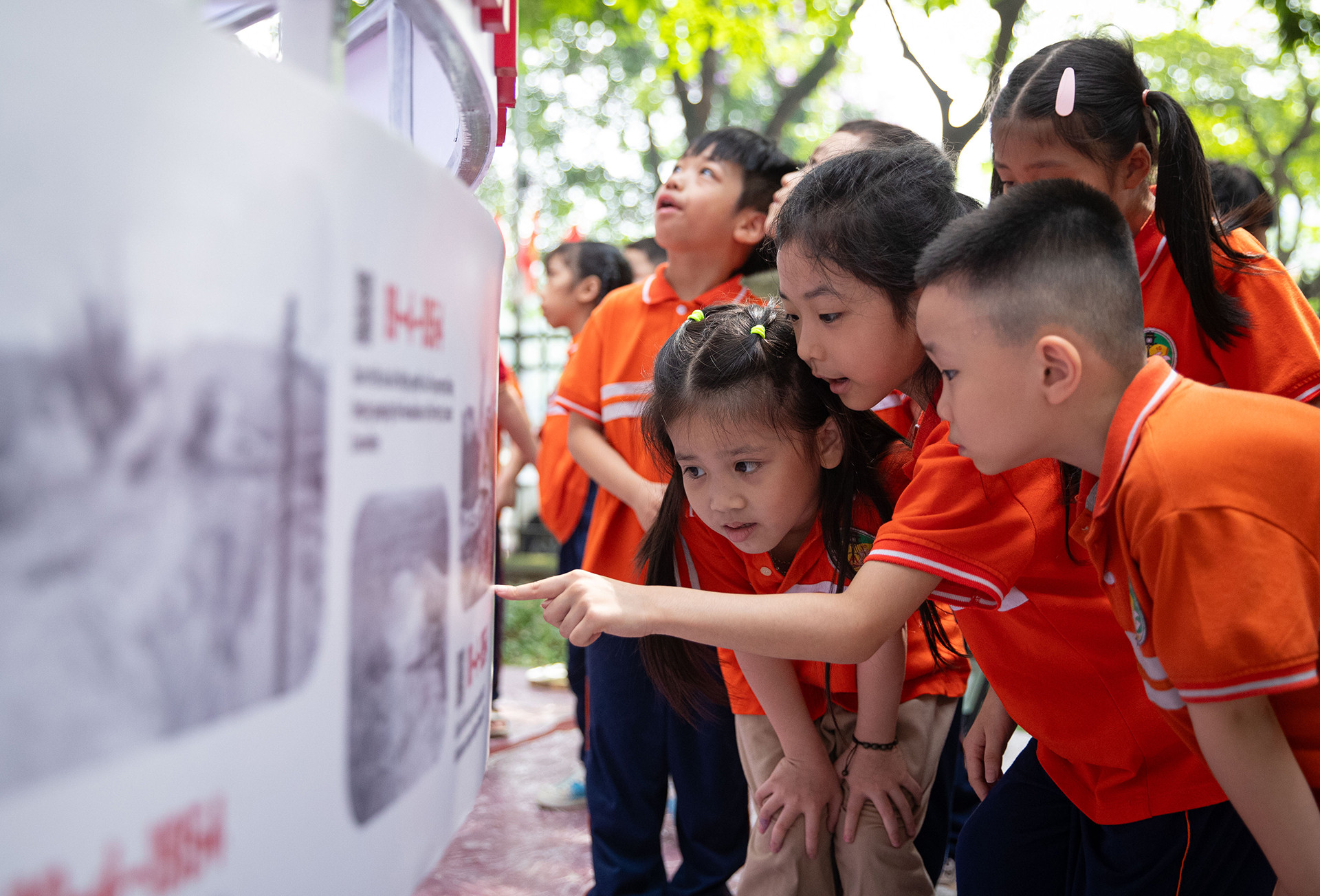 Nhiều học sinh chăm chú đọc các thông tin trên bức tranh panorama khổ lớn.