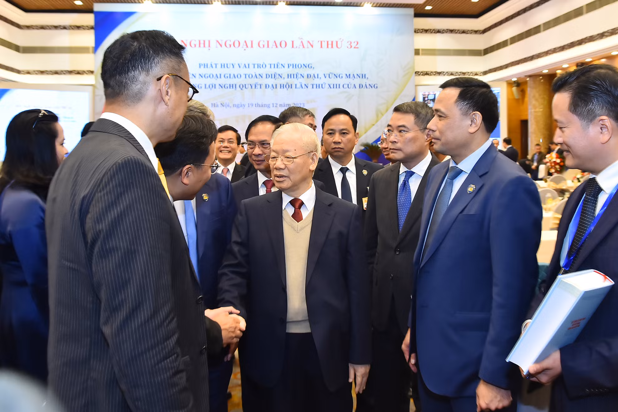 Tổng Bí thư Nguyễn Phú Trọng trao đổi với các đại biểu tại phiên khai mạc Hội nghị Ngoại giao lần thứ 32.