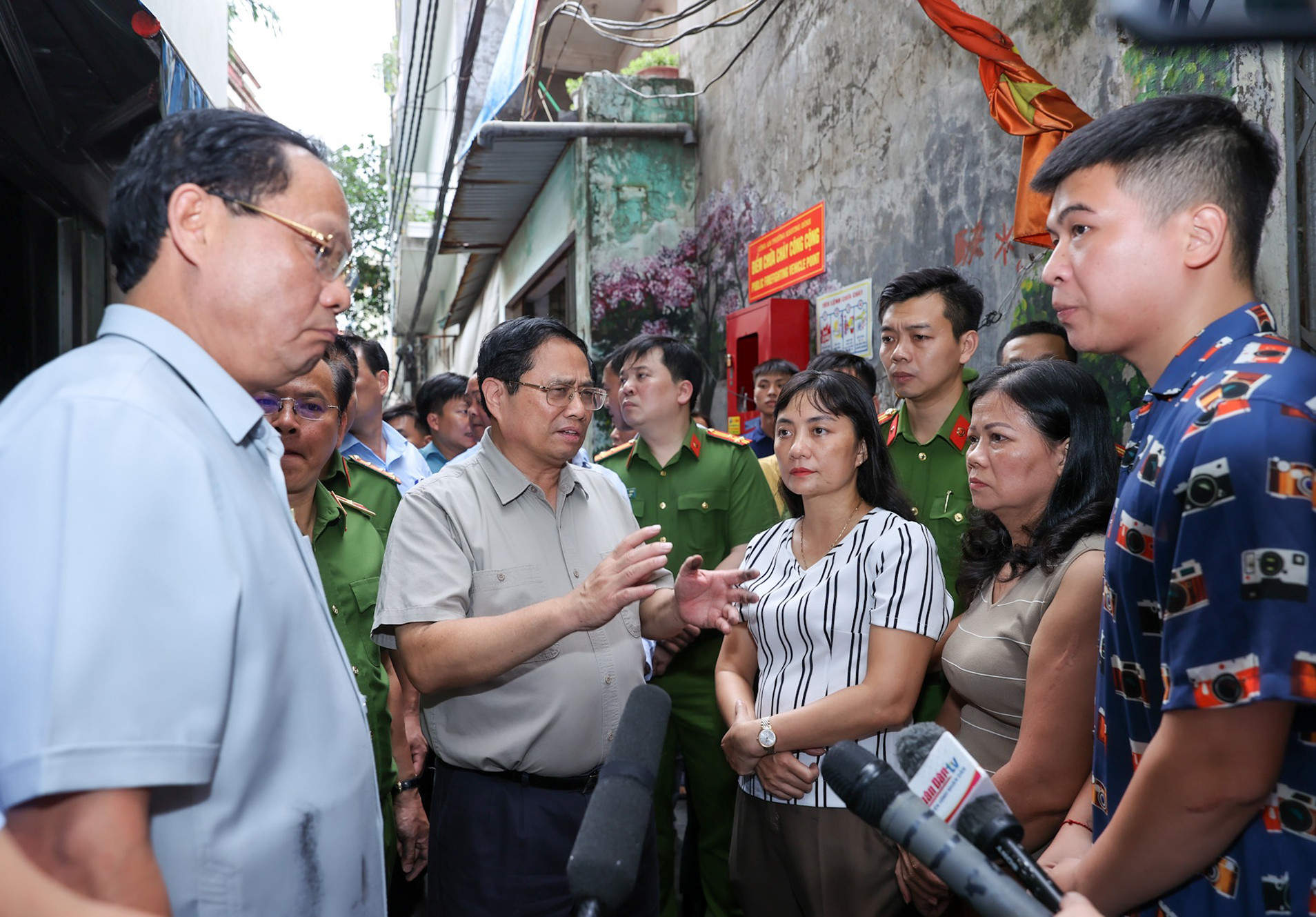 [Ảnh] Thủ tướng thị sát hiện trường vụ cháy chung cư mini đặc biệt nghiêm trọng tại Hà Nội ảnh 4