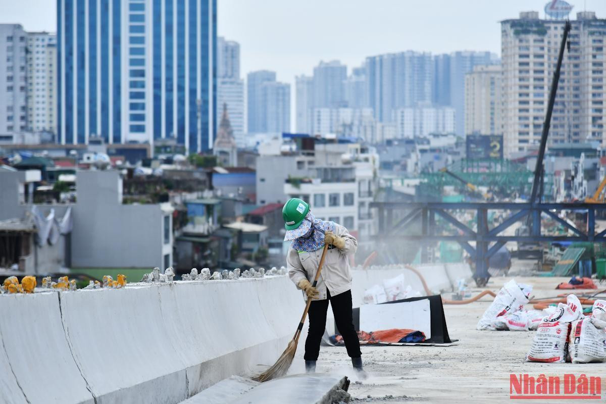 Các công việc được thực hiện một cách khẩn trương nhưng cũng bảo đảm mọi quy định về an toàn cũng như chất lượng dự án.