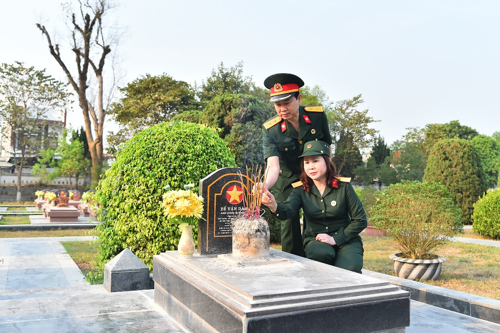 “Chiến thắng lịch sử lừng lẫy năm châu chấn động địa cầu của quân và dân tộc ta mà chúng tôi chỉ được biết qua sách vở, lịch sử, nhưng lần đầu đến đây chứng kiến, gặp những nhân chứng sống lịch sử tại Nghĩa trang liệt sĩ A1 này, chúng tôi càng thấy tự hào về những gì mà thế hệ đi trước - những anh hùng Bế Văn Đàn, Phan Đình Giót… đã làm nên chiến thắng vẻ vang cho đất nước ta”, những cựu chiến binh phường Đông Hương, thành phố Thanh Hóa, tỉnh Thanh Hóa chia sẻ.