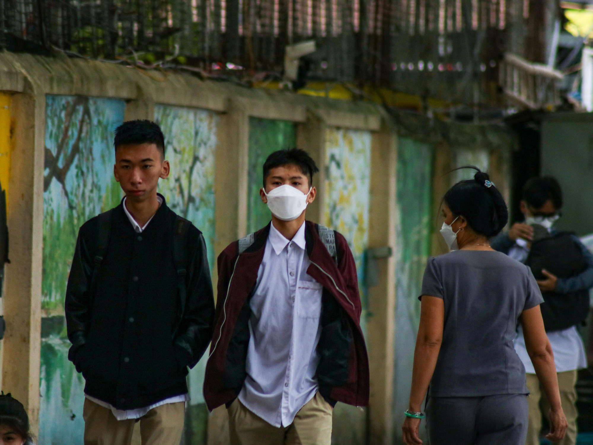 Các cháu học sinh cũng đã mang theo mình bộ đồng phục mùa đông.