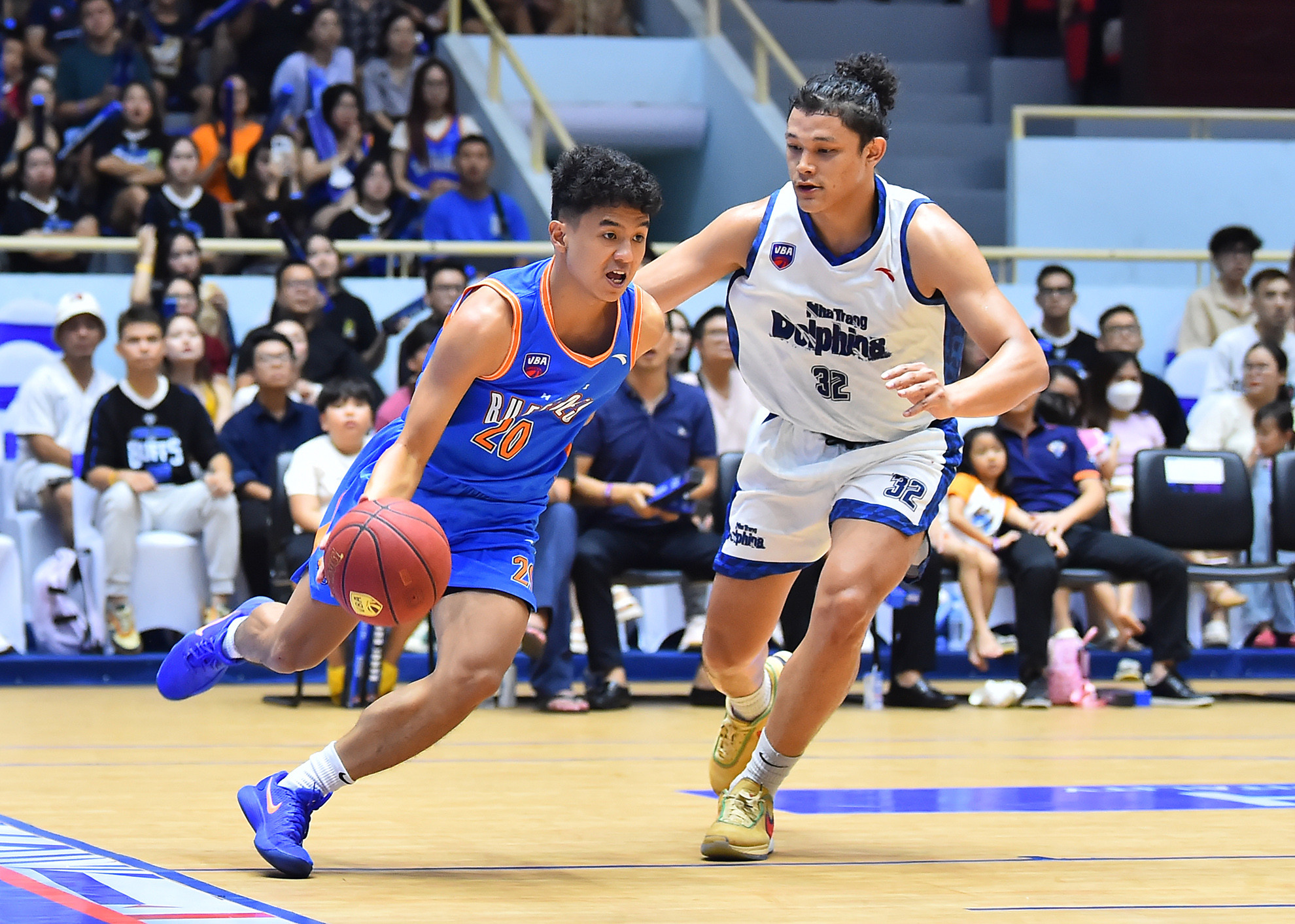 Với mục tiêu duy nhất buộc phải thắng, Hanoi Buffaloes nhanh chóng đẩy cao tốc độ của trận đấu ngay sau tiếng còi khai cuộc nhằm gây bất ngờ cho đối thủ.