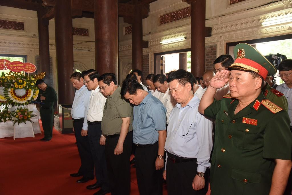 Thủ tướng Phạm Minh Chính dâng hương, hoa tưởng niệm tại Nhà tưởng niệm 1240 Anh hùng, liệt sĩ hy sinh trên cung đường Truông Bồn.