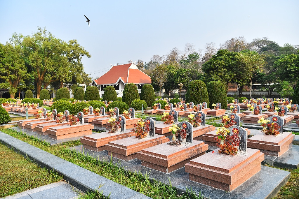 Nơi đây có 644 ngôi mộ là những cán bộ, chiến sĩ quân đội đã hy sinh anh dũng trong chiến dịch Điện Biên Phủ. Hầu hết là các ngôi mộ vô danh, chỉ có 4 ngôi mộ có tên là các Anh hùng liệt sĩ: Tô Vĩnh Diện, Phan Đình Giót, Bế Văn Đàn, Trần Can.