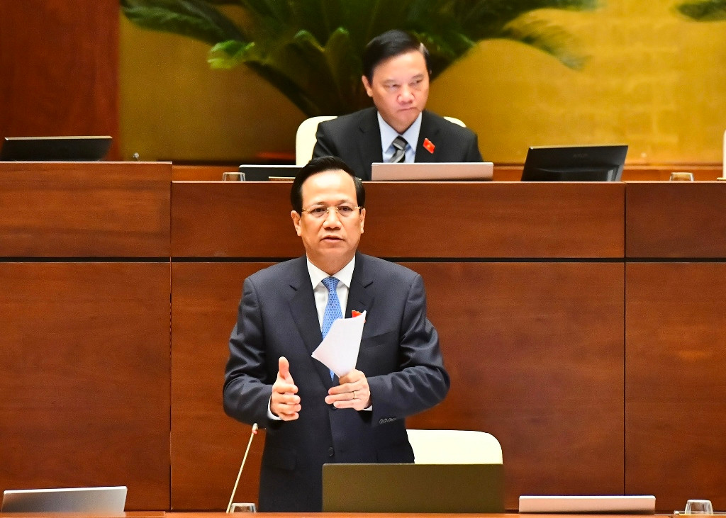 Bộ trưởng Lao động-Thương binh và Xã hội Đào Ngọc Dung trả lời chất vấn của các đại biểu Quốc hội về một số lĩnh vực như: giải pháp phát triển nguồn nhân lực, nhất là nhân lực chất lượng cao đáp ứng yêu cầu phát triển của các ngành, lĩnh vực; công tác quy hoạch, sắp xếp, tổ chức, cơ cấu lại và nâng cao chất lượng đào tạo của các cơ sở giáo dục nghề nghiệp, bảo đảm cung cấp đủ lao động có kỹ năng nghề tại các địa bàn, lĩnh vực trọng điểm; thực trạng việc làm cho người lao động và giải pháp tháo gỡ khó khăn, vướng mắc trong tạo việc làm cho người lao động trong giai đoạn hiện nay;…