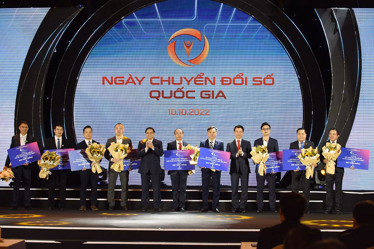 Thủ tướng Phạm Minh Chính và Bộ trưởng Thông tin và Truyền thông Nguyễn Mạnh Hùng trao giải Cuộc thi Tìm kiếm giải pháp Chuyển đổi số quốc gia cho đại diện bộ, ngành, địa phương, doanh nghiệp và cộng đồng.