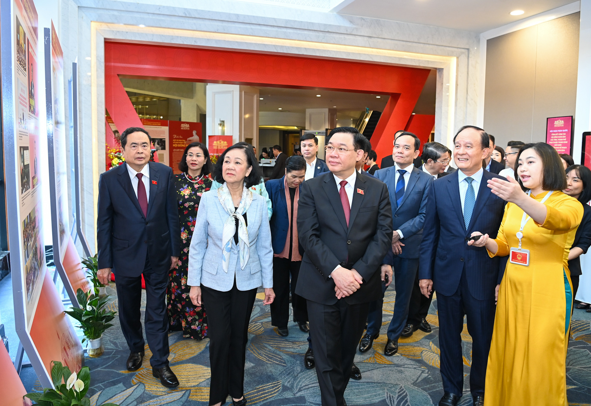 Chủ tịch Quốc hội Vương Đình Huệ và các đại biểu tham quan trưng bày một số hình ảnh về hoạt động của Hội đồng nhân dân. Chủ tịch Quốc hội Vương Đình Huệ và các đại biểu tham quan trưng bày một số hình ảnh về hoạt động của Hội đồng nhân dân.