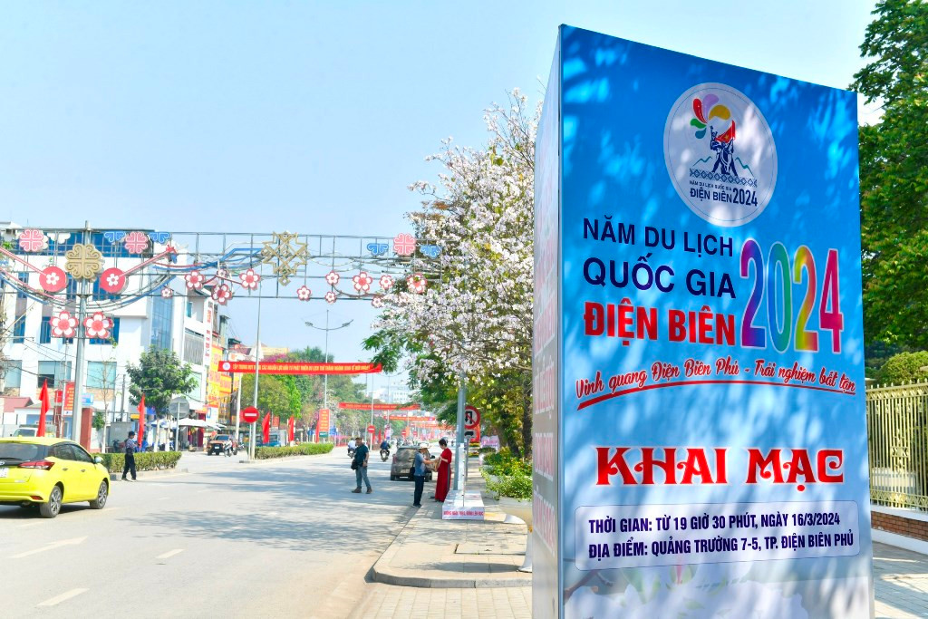 Pano, áp phích tuyên truyền về Năm Du lịch Quốc gia Điện Biên 2024 trên các tuyến phố của thành phố Điện Biên Phủ.