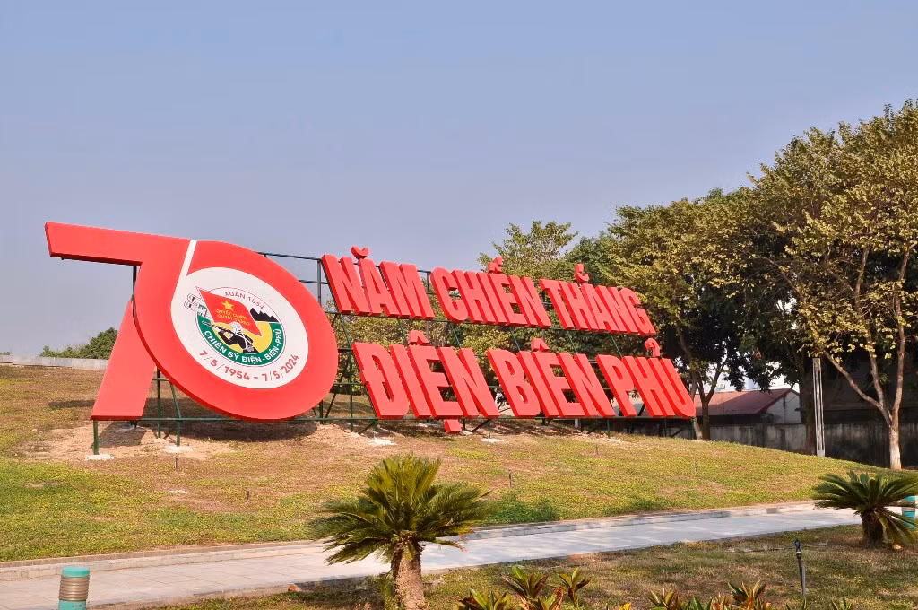 Pano tuyên truyền kỷ niệm 70 năm Chiến thắng Điện Biên Phủ tại Bảo tàng Chiến thắng Điện Biên Phủ.