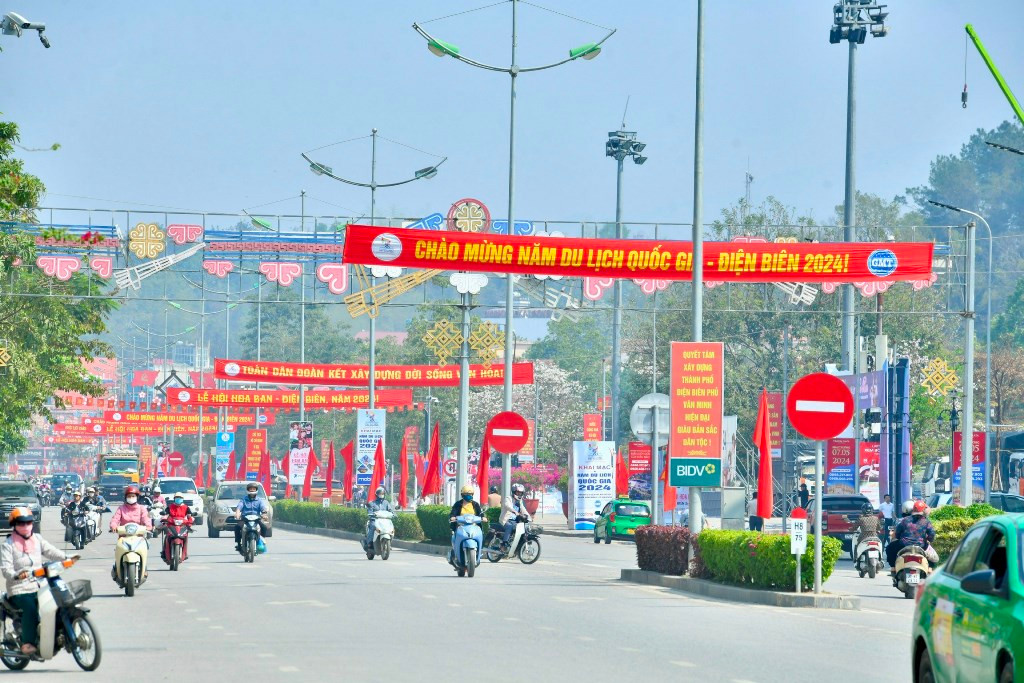 Đường phố Điện Biên Phủ rực rỡ cờ hoa chào đón Năm Du lịch Quốc gia Điện Biên 2024.