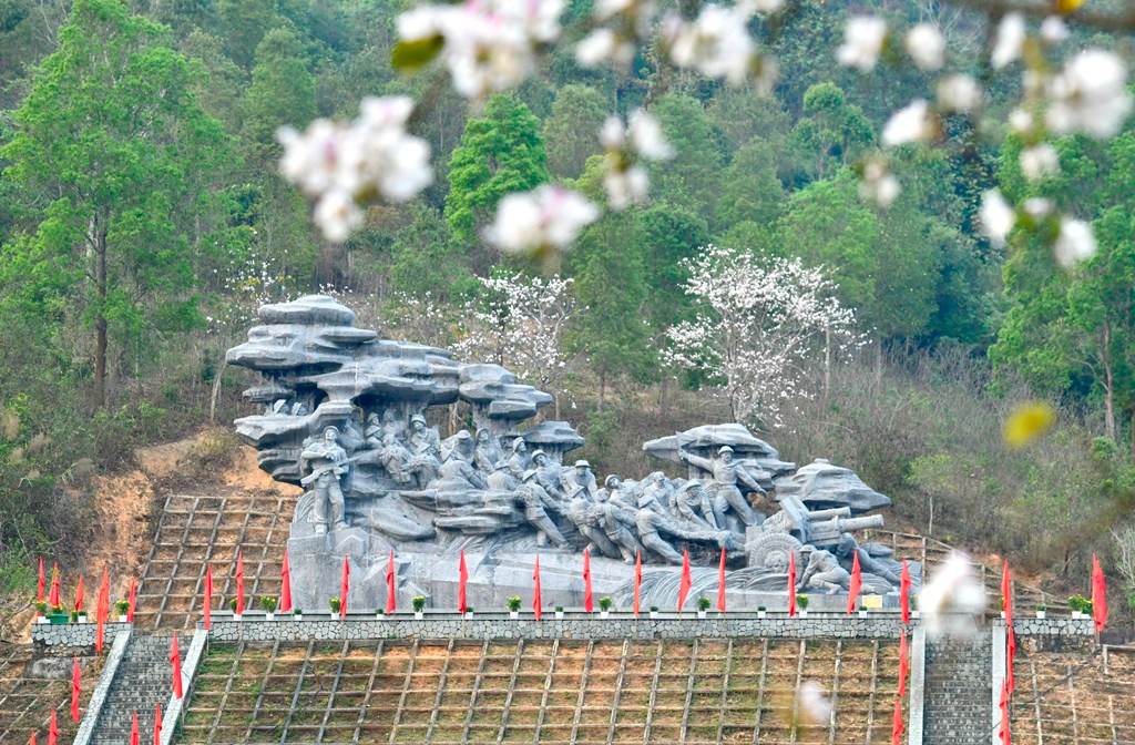 Hoa ban khoe sắc bên Cụm tượng đài kéo pháo tại xã Nà Nhạn, thành phố Điện Biên Phủ.