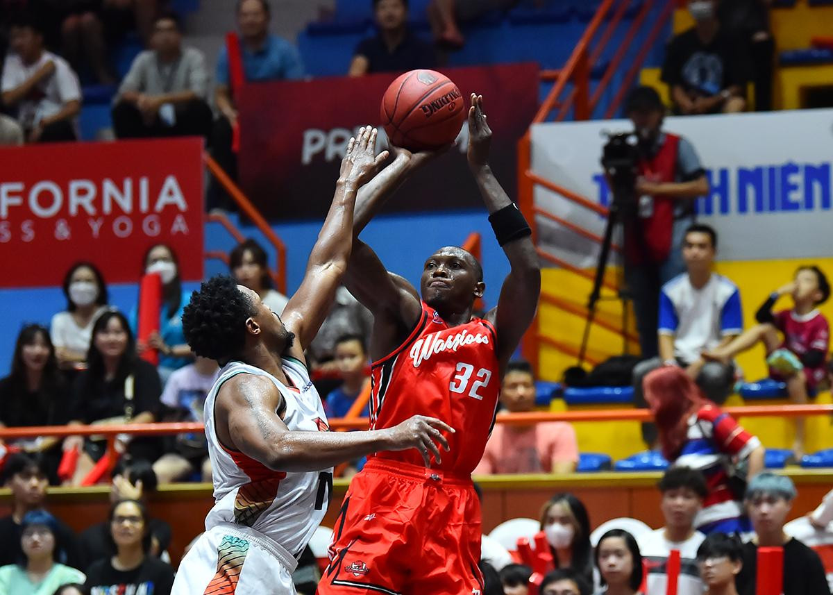 Quyết tâm ấy được đội chủ sân Tây Hồ hiện thực hóa bằng lối chơi quyết liệt, áp sát ngay từ những phút đầu trận. Marquise Holloman tận dụng chiều cao 1,98m của mình để tấn công vào khu vực cận rổ và ghi hầu hết điểm số đầu tiên của đội nhà. Quyết tâm ấy được đội chủ sân Tây Hồ hiện thực hóa bằng lối chơi quyết liệt, áp sát ngay từ những phút đầu trận. Marquise Holloman tận dụng chiều cao 1,98m của mình để tấn công vào khu vực cận rổ và ghi hầu hết điểm số đầu tiên của đội nhà.