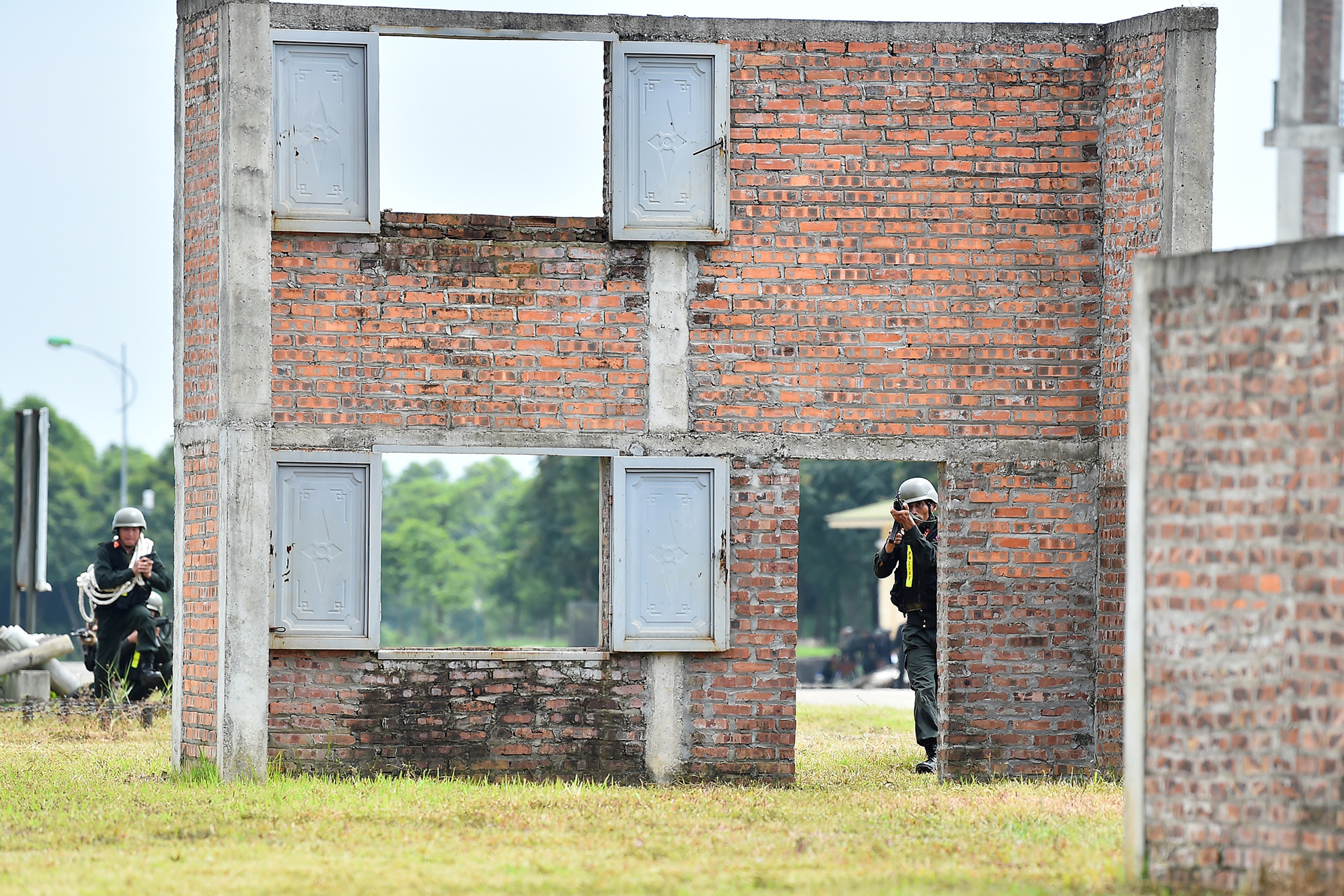 Thực hiện tình huống tiếp cận mục tiêu, đánh bắt đối tượng, giải cứu con tin trong tình huống giả định được ban huấn luyện đặt ra.