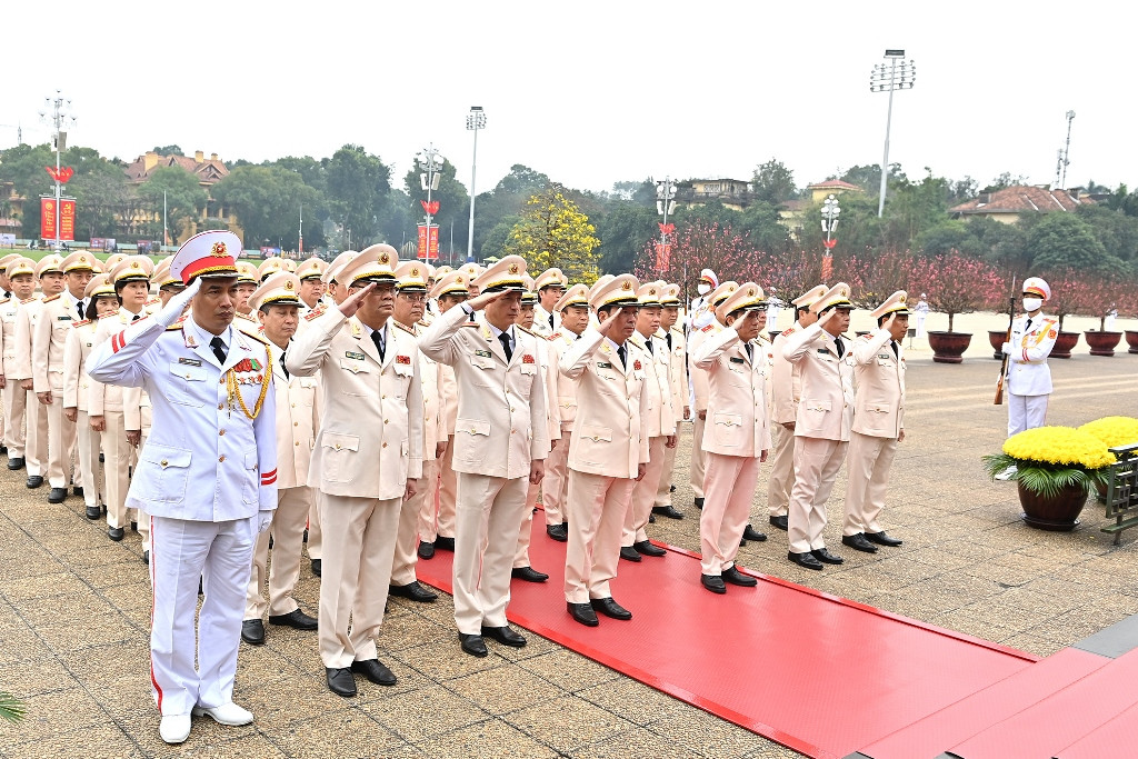 Đoàn đại biểu Đảng ủy Công an Trung ương và Bộ Công an vào Lăng viếng Chủ tịch Hồ Chí Minh.