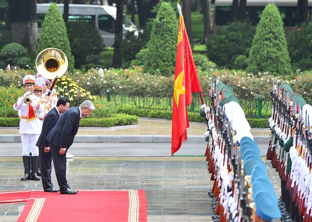 [Ảnh] Chủ tịch nước Võ Văn Thưởng đón, hội đàm với Tổng thống Cộng hòa Kazakhstan ảnh 6