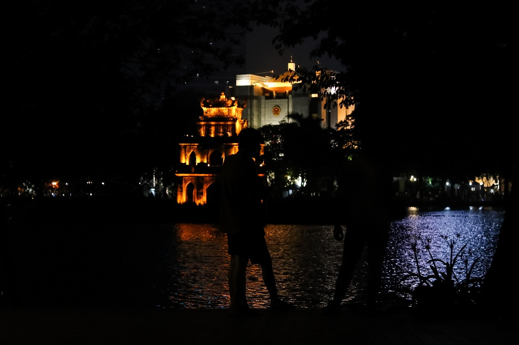 [Ảnh] Phố đi bộ Hồ Gươm thực hiện tiết kiệm điện ảnh 1