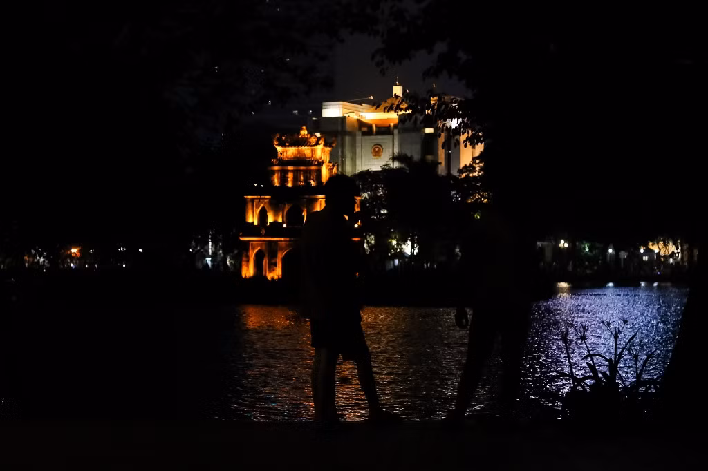 [Ảnh] Phố đi bộ Hồ Gươm thực hiện tiết kiệm điện ảnh 1