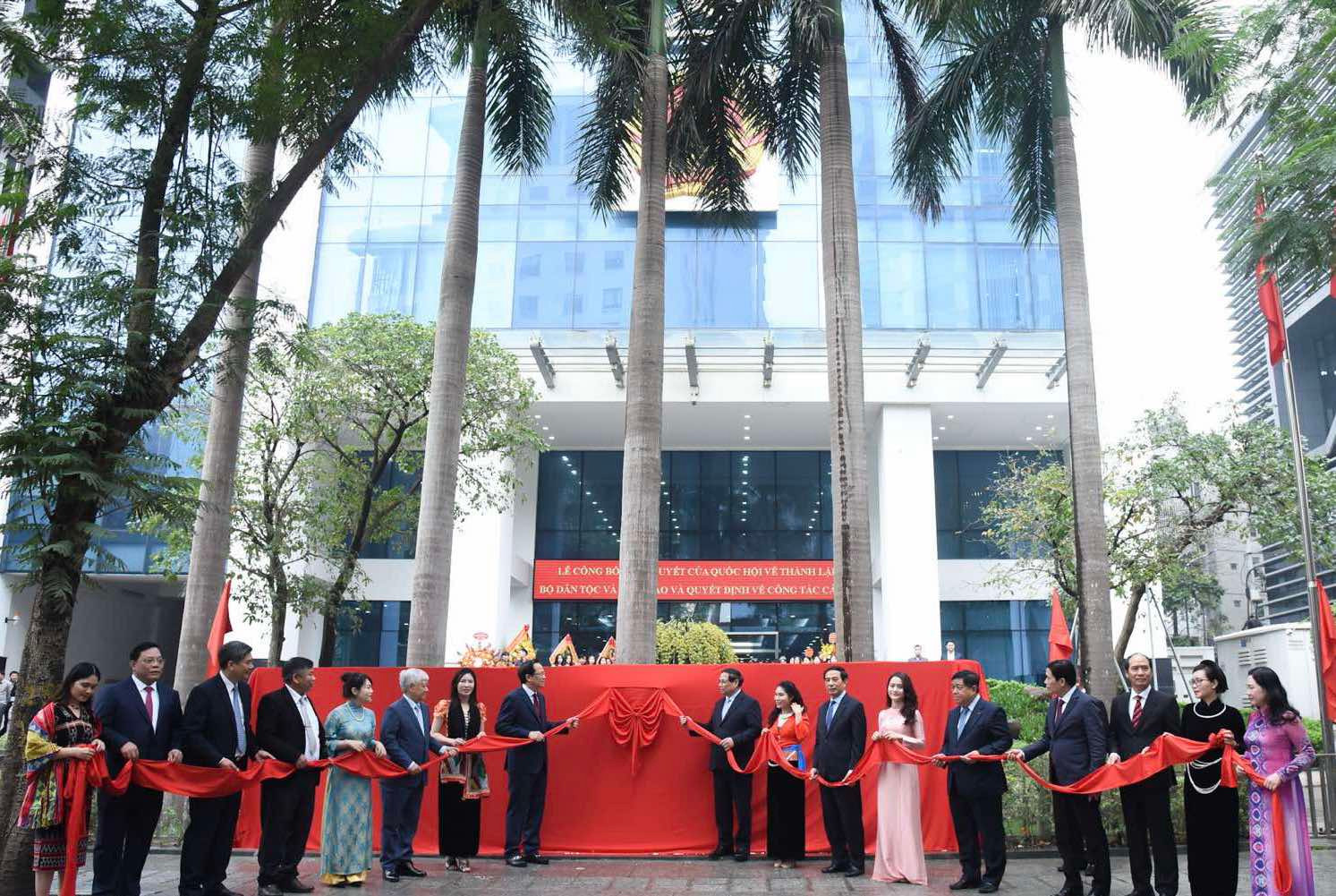 Thủ tướng Phạm Minh Chính và các đại biểu thực hiện nghi thức ra mắt Bộ Dân tộc và Tôn giáo. Thủ tướng Phạm Minh Chính và các đại biểu thực hiện nghi thức ra mắt Bộ Dân tộc và Tôn giáo.