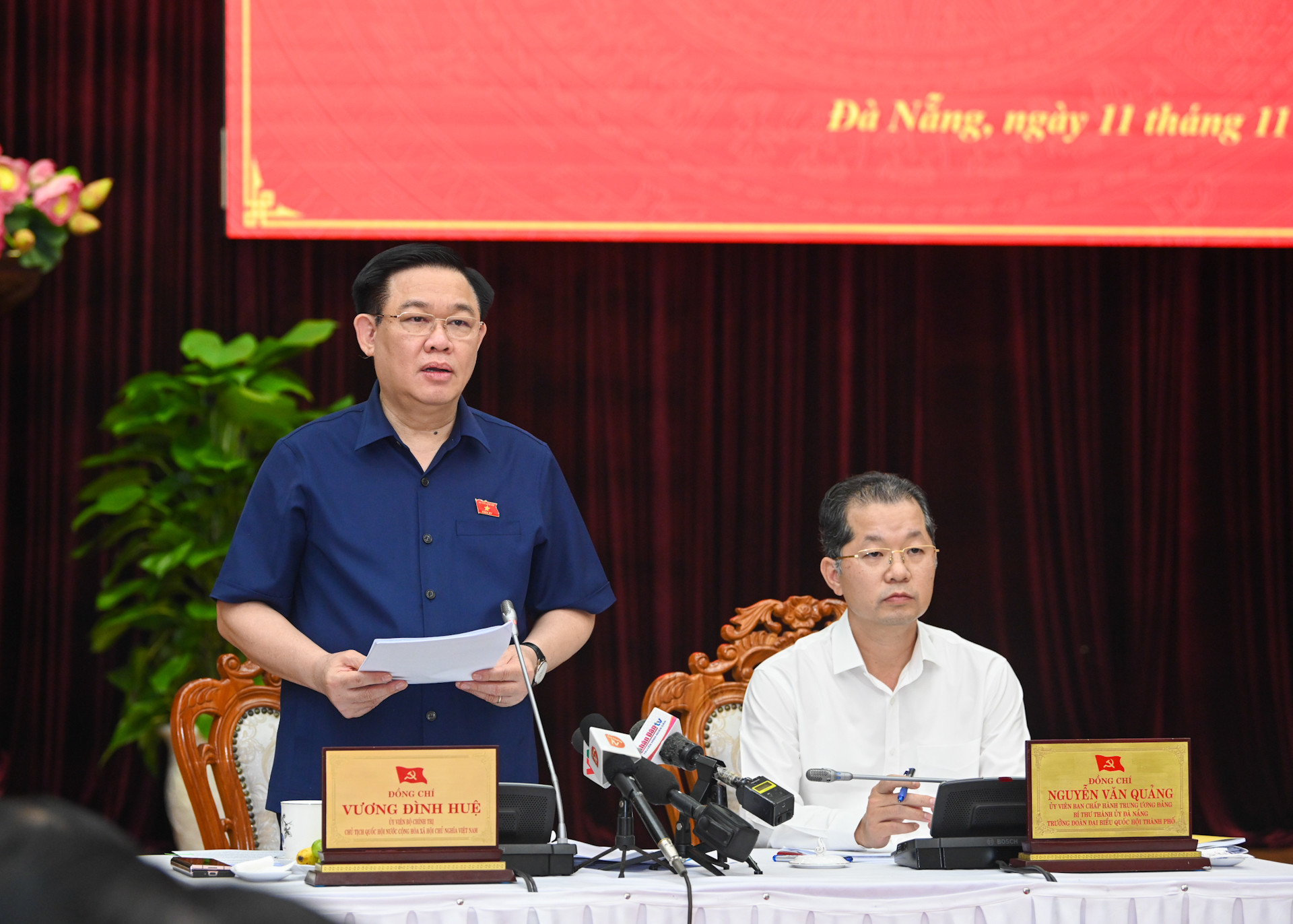 Chủ tịch Quốc hội Vương Đình Huệ phát biểu mở đầu, gợi mở nội dung thảo luận tại buổi làm việc.