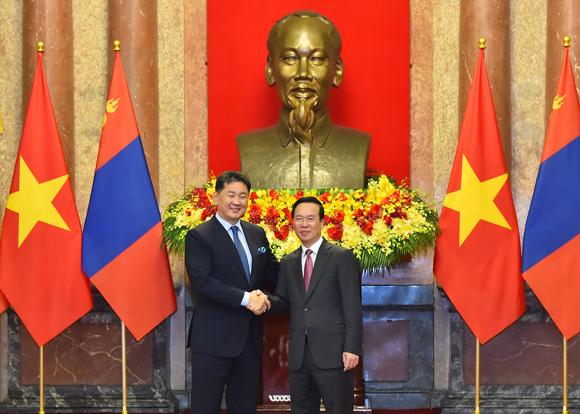 Chủ tịch nước Võ Văn Thưởng với Tổng thống Mông Cổ Ukhnaagiin Khurelsukh tại lễ đón. Chủ tịch nước Võ Văn Thưởng với Tổng thống Mông Cổ Ukhnaagiin Khurelsukh tại lễ đón.