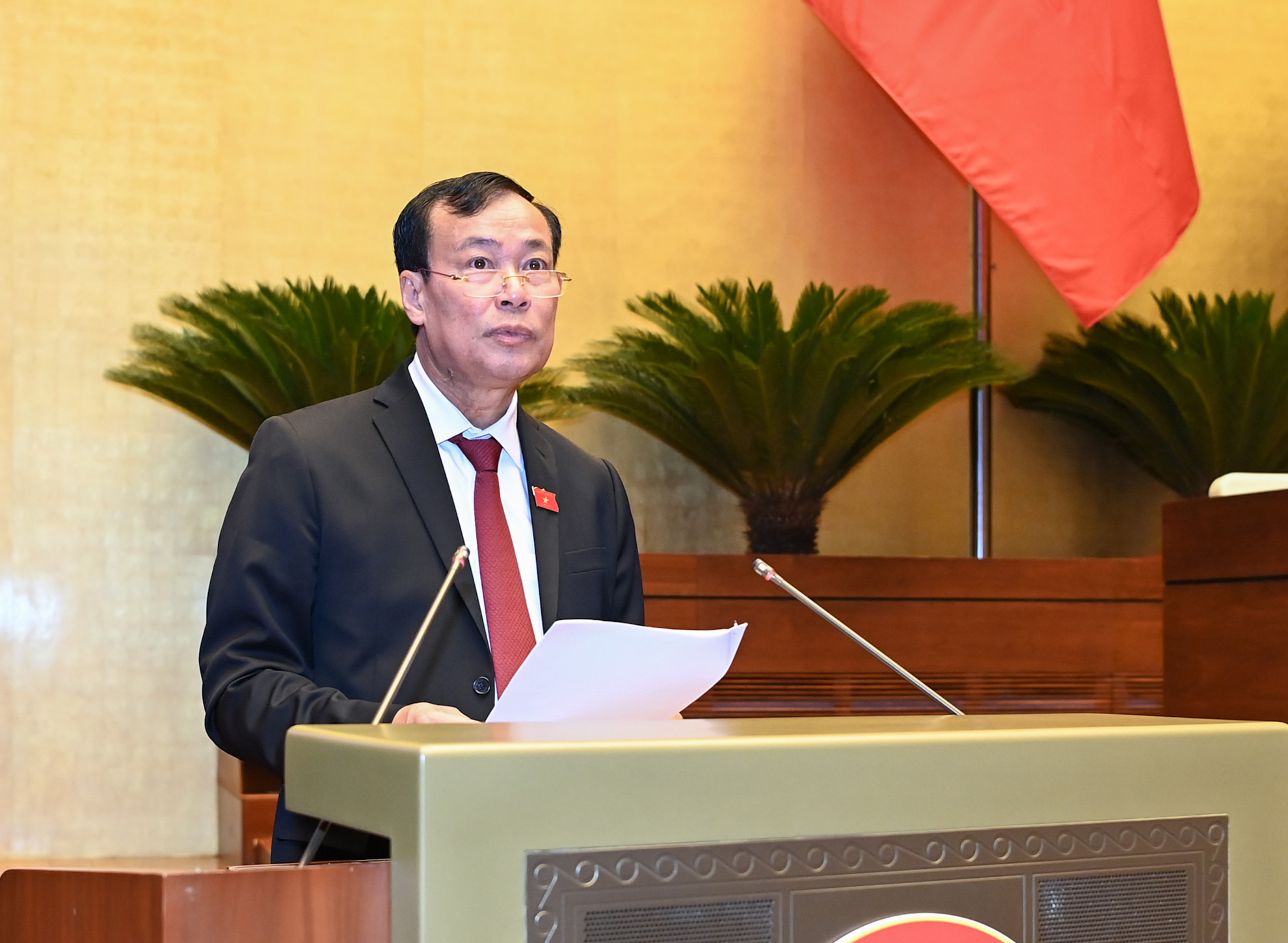 Cũng trong phiên họp ngày 25/10, Quốc hội dành phần lớn thời gian để thảo luận ở hội trường về một số nội dung còn ý kiến khác nhau của dự án Luật Căn cước và dự án Luật Viễn thông (sửa đổi). Trong ảnh: Ủy viên Ủy ban Thường vụ Quốc hội, Chủ nhiệm Ủy ban Quốc phòng và An ninh của Quốc hội Lê Tấn Tới trình bày Báo cáo giải trình, tiếp thu, chỉnh lý dự thảo Luật Căn cước. Cũng trong phiên họp ngày 25/10, Quốc hội dành phần lớn thời gian để thảo luận ở hội trường về một số nội dung còn ý kiến khác nhau của dự án Luật Căn cước và dự án Luật Viễn thông (sửa đổi). Trong ảnh: Ủy viên Ủy ban Thường vụ Quốc hội, Chủ nhiệm Ủy ban Quốc phòng và An ninh của Quốc hội Lê Tấn Tới trình bày Báo cáo giải trình, tiếp thu, chỉnh lý dự thảo Luật Căn cước.