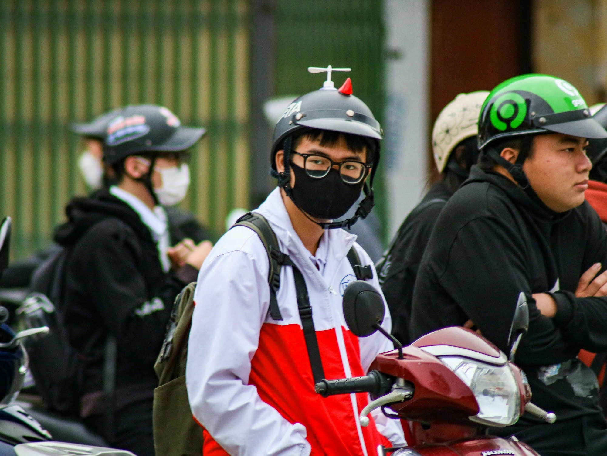 Nhiệt độ ở mức dễ chịu, không quá lạnh nhưng những cơn gió đầu mùa vẫn khiến người đi đường co ro.