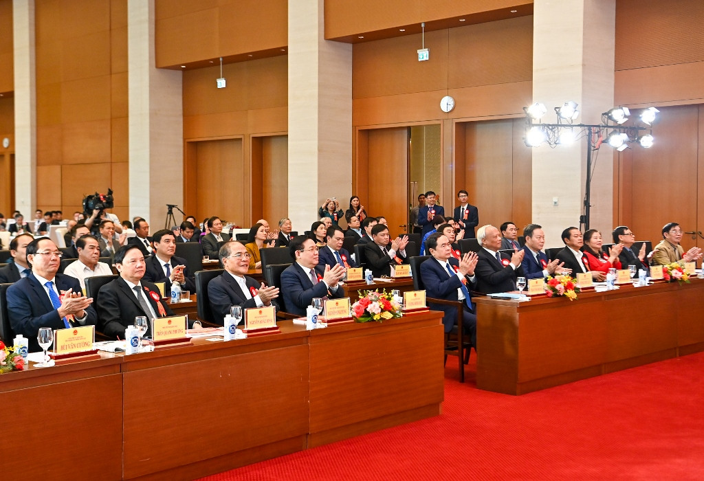 Chủ tịch Quốc hội Vương Đình Huệ, nguyên Chủ tịch Quốc hội Nguyễn Sinh Hùng, các Phó Chủ tịch Quốc hội cùng các đại biểu dự lễ kỷ niệm. Chủ tịch Quốc hội Vương Đình Huệ, nguyên Chủ tịch Quốc hội Nguyễn Sinh Hùng, các Phó Chủ tịch Quốc hội cùng các đại biểu dự lễ kỷ niệm.