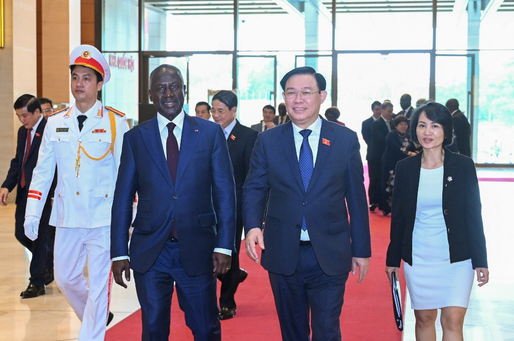 Sau lễ đón chính thức, Chủ tịch Quốc hội Vương Đình Huệ và Chủ tịch Quốc hội Bờ Biển Ngà Adama Bictogo sẽ chủ trì buổi hội đàm giữa Quốc hội hai nước.