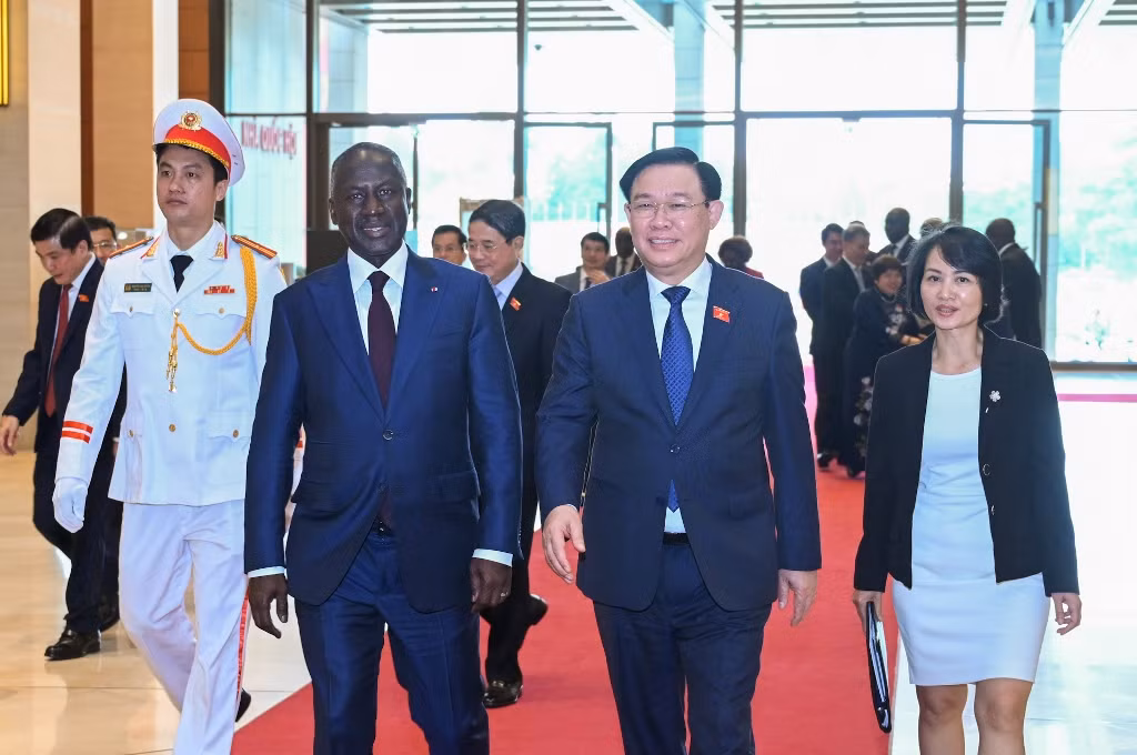 Sau lễ đón chính thức, Chủ tịch Quốc hội Vương Đình Huệ và Chủ tịch Quốc hội Bờ Biển Ngà Adama Bictogo sẽ chủ trì buổi hội đàm giữa Quốc hội hai nước.