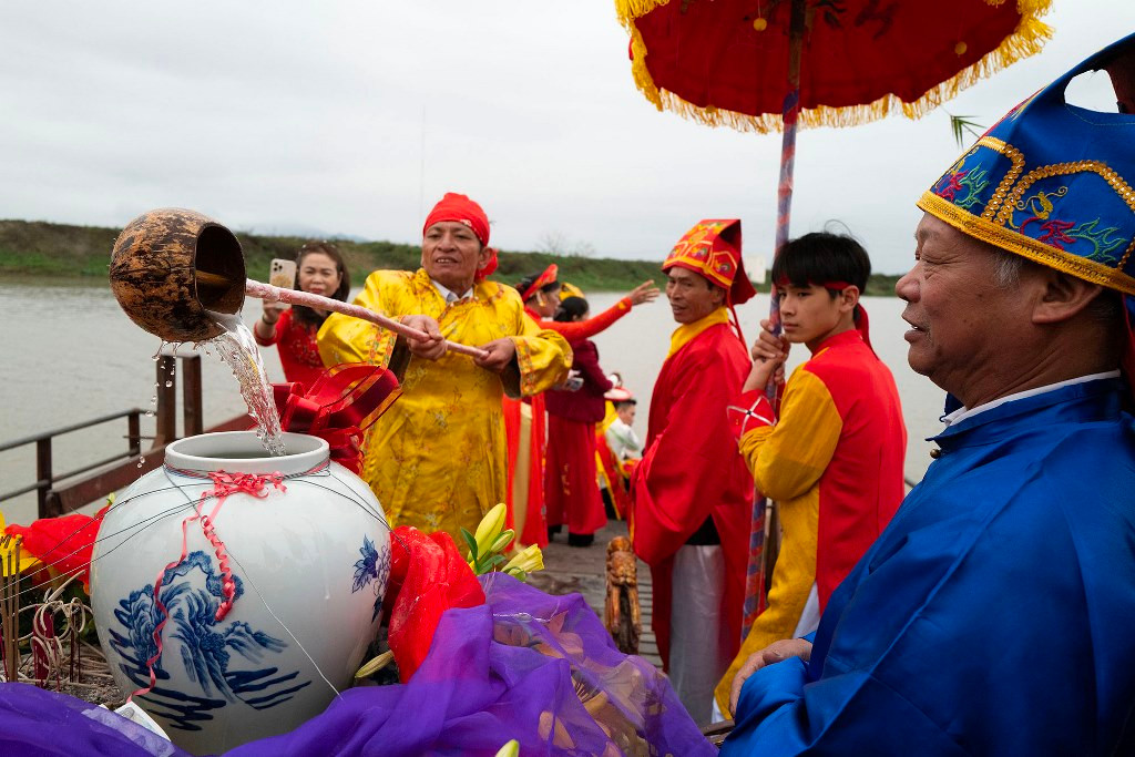[Ảnh] Đặc sắc nghi lễ rước nước trong Lễ hội đền thờ Đức Vua Trần Minh Tông ảnh 9
