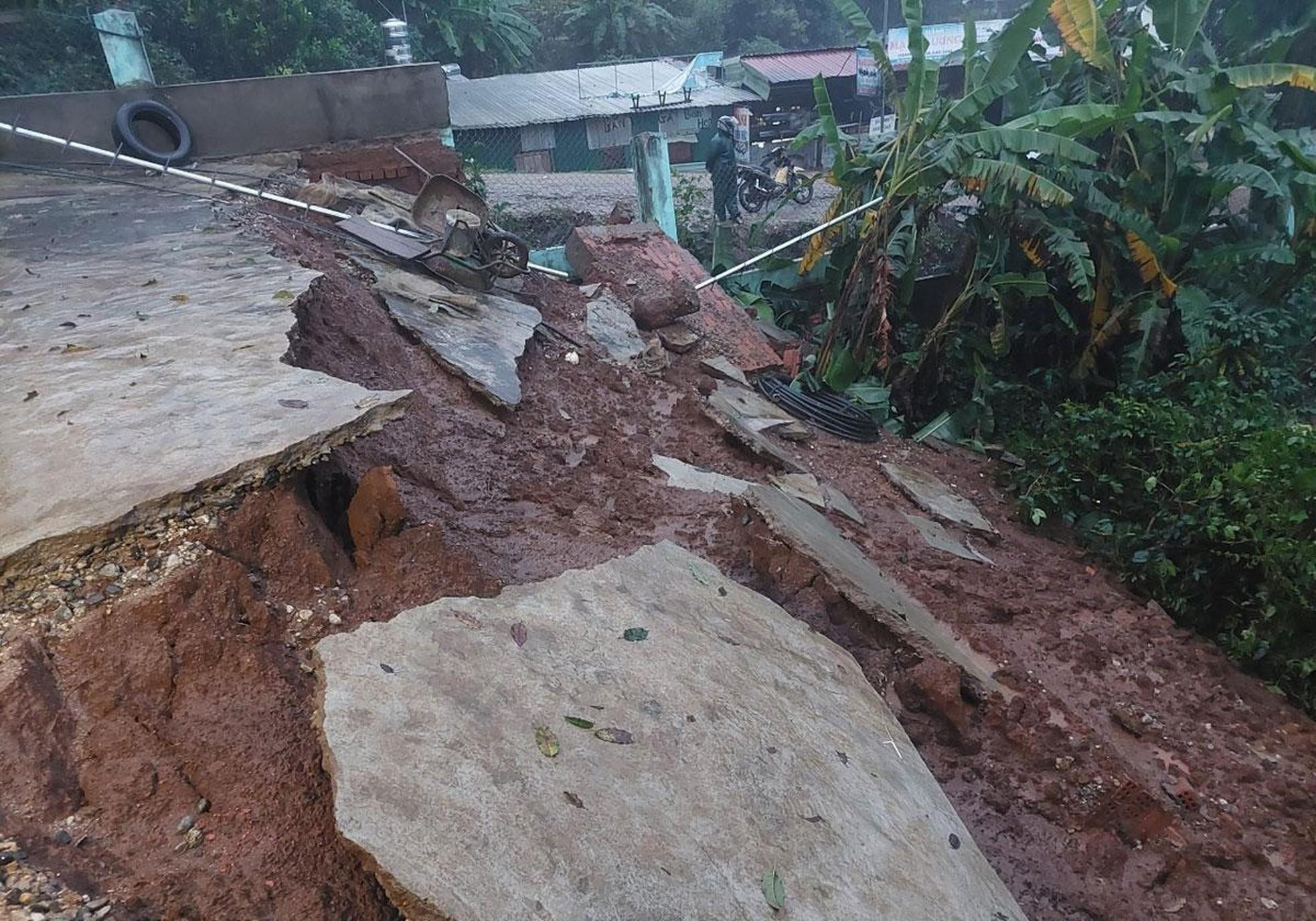 Sạt lở đất sát nhà anh A Ching, thôn Chung Tam, xã Măng Ri, huyện Tu Mơ Rông, tỉnh Kon Tum.