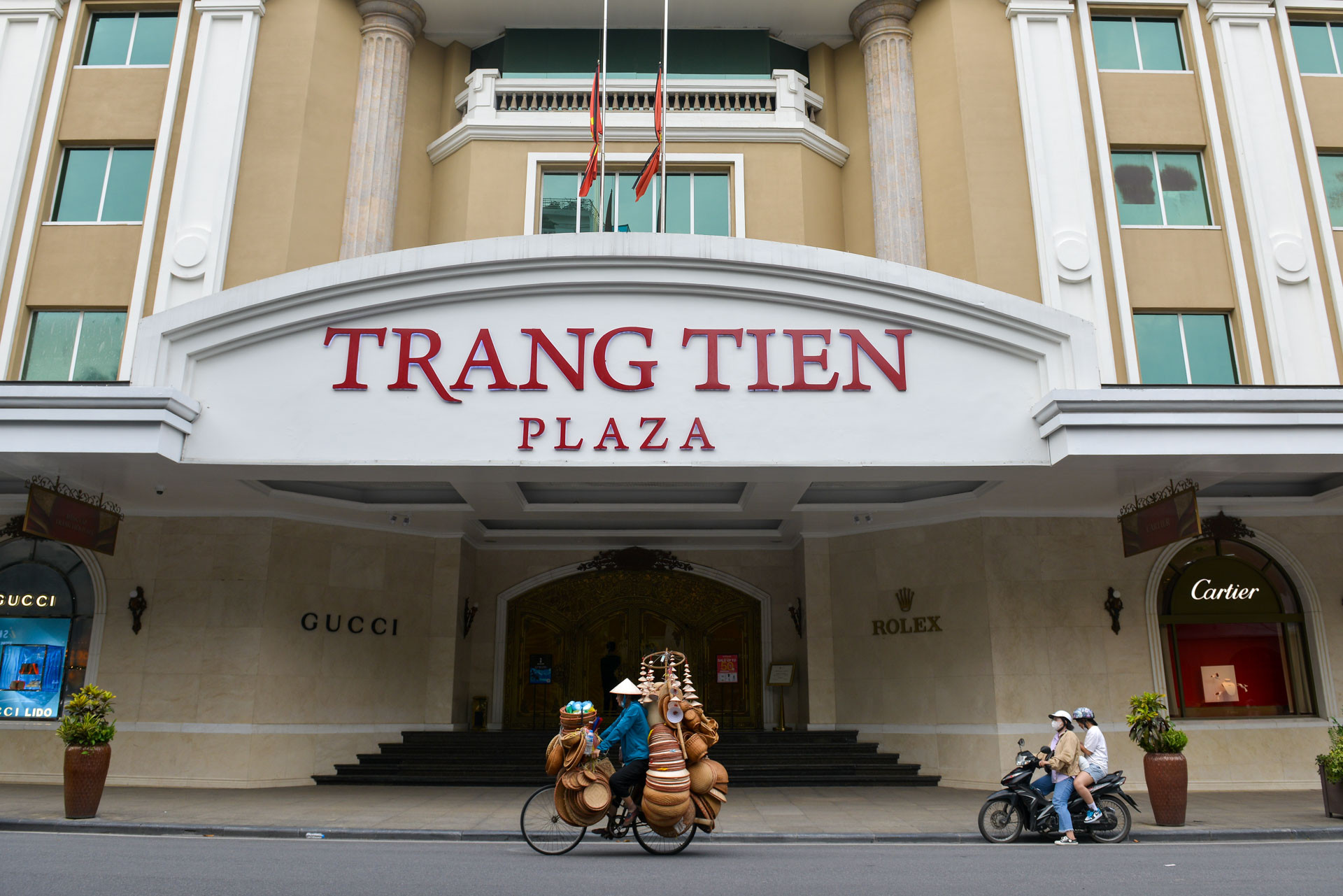 Nhiều trung tâm thương mại cũng đã treo cờ rủ để tưởng nhớ Tổng Bí thư Nguyễn Phú Trọng.