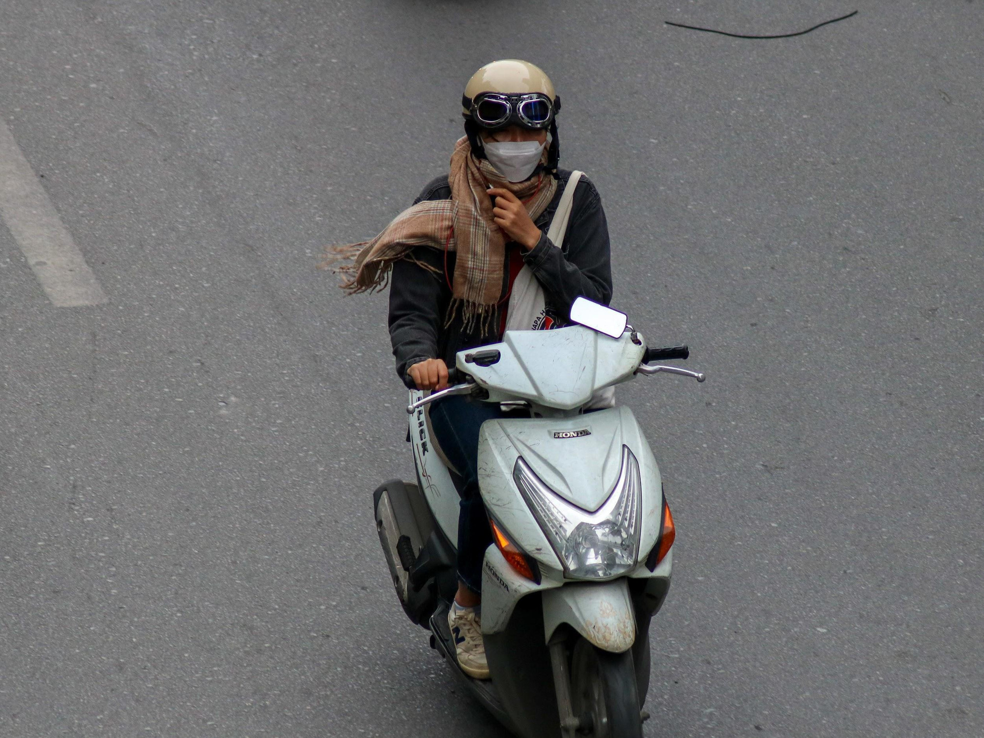 Những chiếc khăn là vật dụng không thể thiếu trong ngày đầu tiên không khí lạnh về.