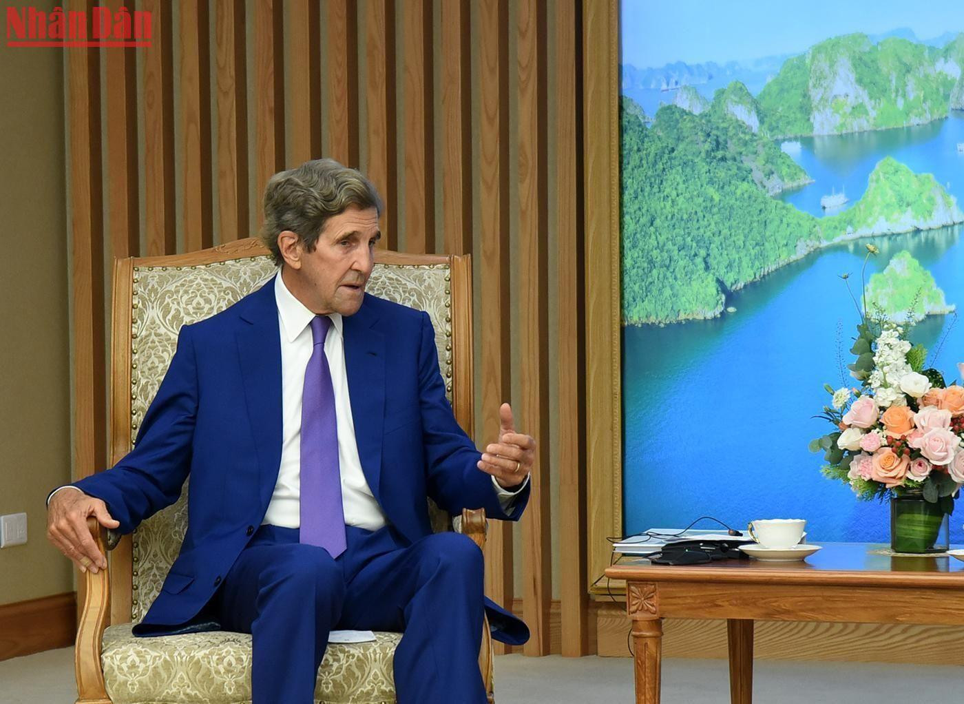 Đặc phái viên John Kerry bày tỏ vui mừng được gặp Thủ tướng Phạm Minh Chính và cảm ơn Chính phủ Việt Nam về sự đón tiếp trọng thị mỗi lần ông thăm Việt Nam. Đặc phái viên John Kerry tái khẳng định, Hoa Kỳ nhất quán coi trọng quan hệ Đối tác toàn diện với Việt Nam, ủng hộ Việt Nam đóng vai trò chủ động, thực chất tại khu vực và trong ứng phó với các vấn đề quốc tế, trong đó có biến đổi khí hậu.